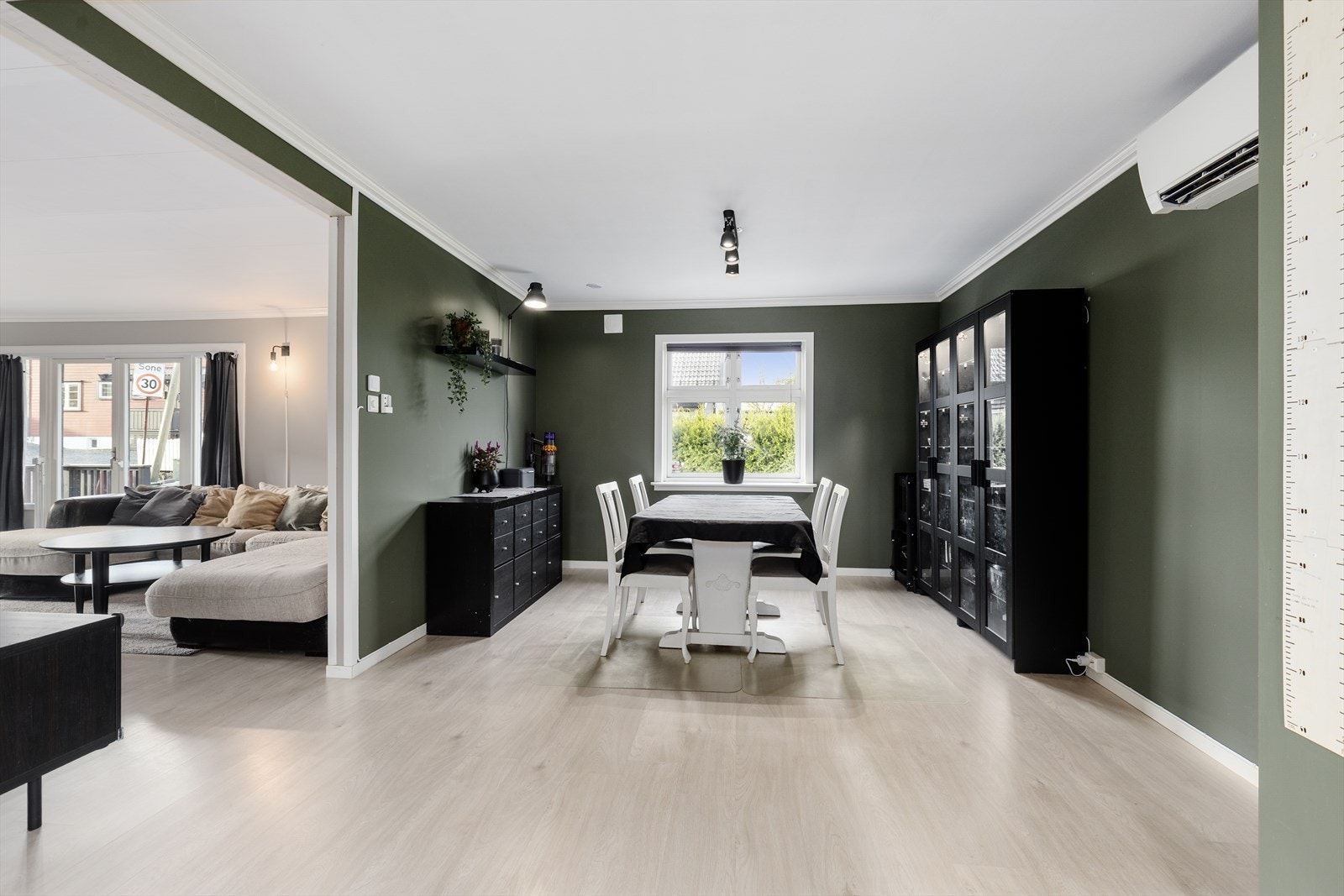 Egen spisestuedel som ligger til dels skjermet fra stuen, og i åpen løsning med kjøkkenet. Her er det montert varmepumpe i 2021. Galleribilde