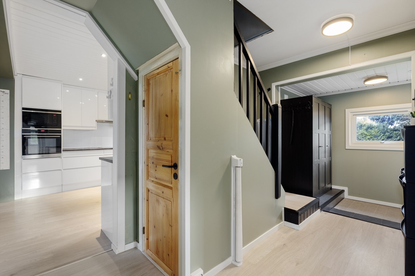 Boligen har malt tretrapp til 2. etasje. Under trappen er det dør til lakkert tretrapp med nedgang til boligens kjeller. Galleribilde