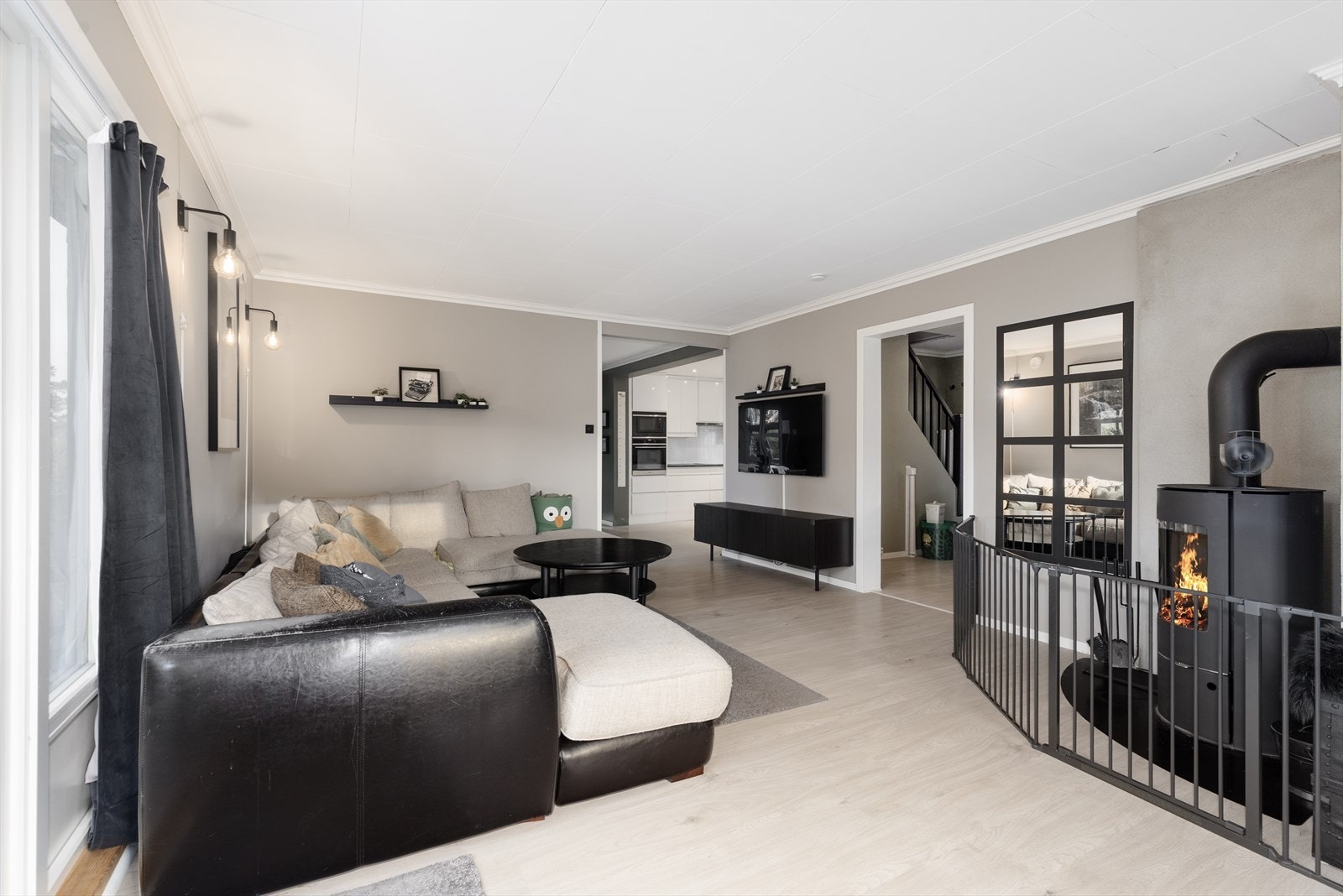 Ny og moderne vedovn i 2025, som sørger for lun og god varme. Pipen er oppgradert med nytt innvendig røykrør av stål i 2025. Galleribilde