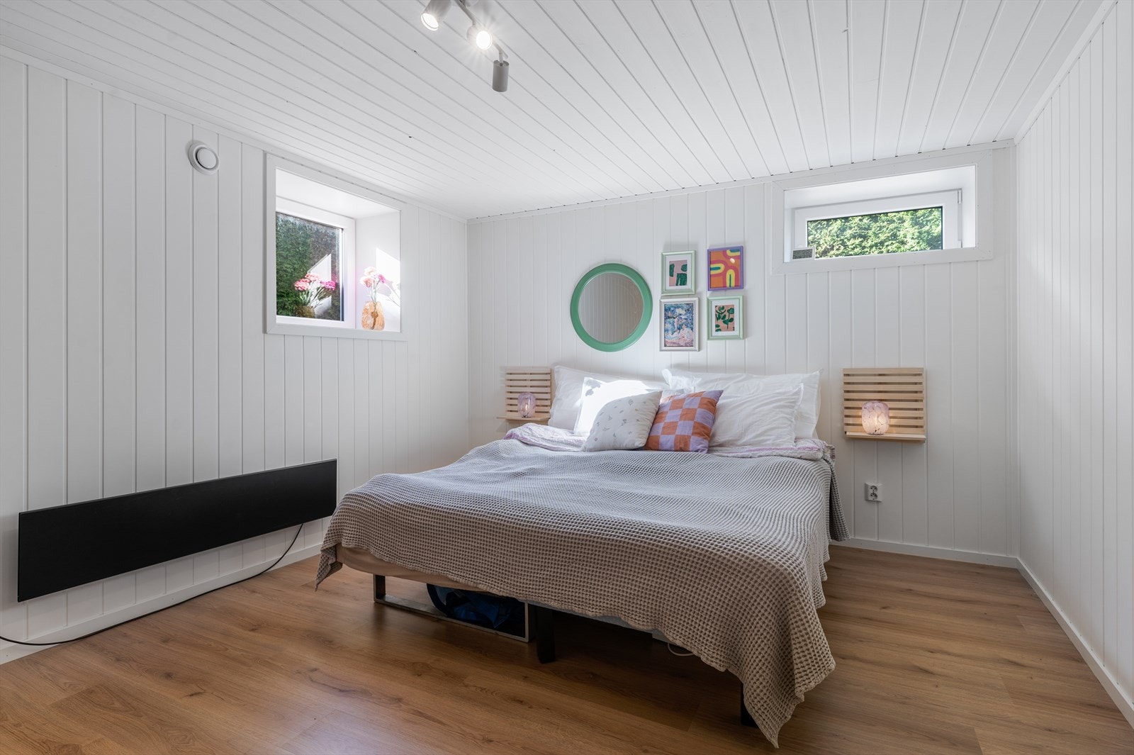 Soverom/kontor i kjeller er lyst og romslig, med pene overflater og god plass soveromsmøblement. Det er avvik på rømningsvei. Galleribilde