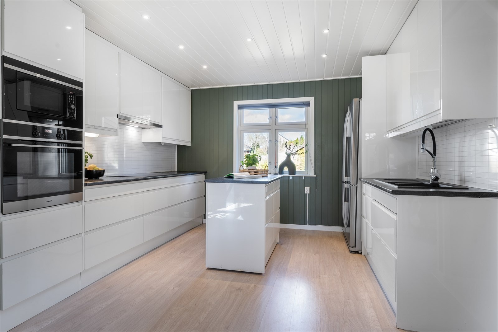 Pent og romslig kjøkken med kjøkkeninnredning fra Systemkjøkken, montert i 2018. Godt med skapplass og integrerte hvitevarer. Galleribilde