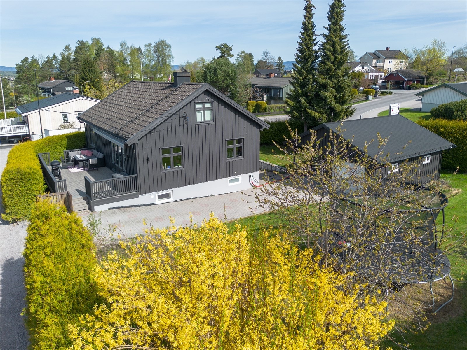 Romslig og flott hjørnetomt pent opparbeidet med plen, trær og prydvekster. Store deler av tomten er pent innrammet med tujahekk langs tomtegrenser. Galleribilde