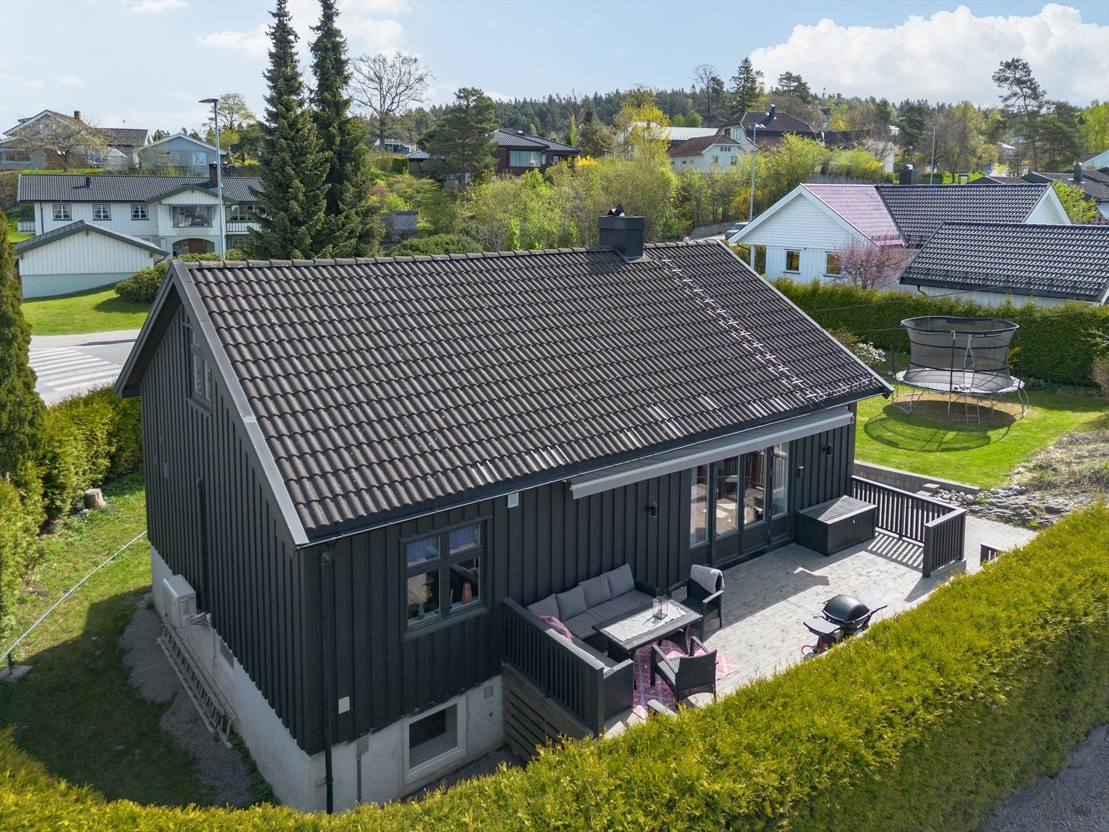 Utvendig tak er tekket med dobbeltkrummet betongtakstein i 2005. Drenering fra ca. 2002 og nye vinduer i perioden 2005 til 2023. Galleribilde