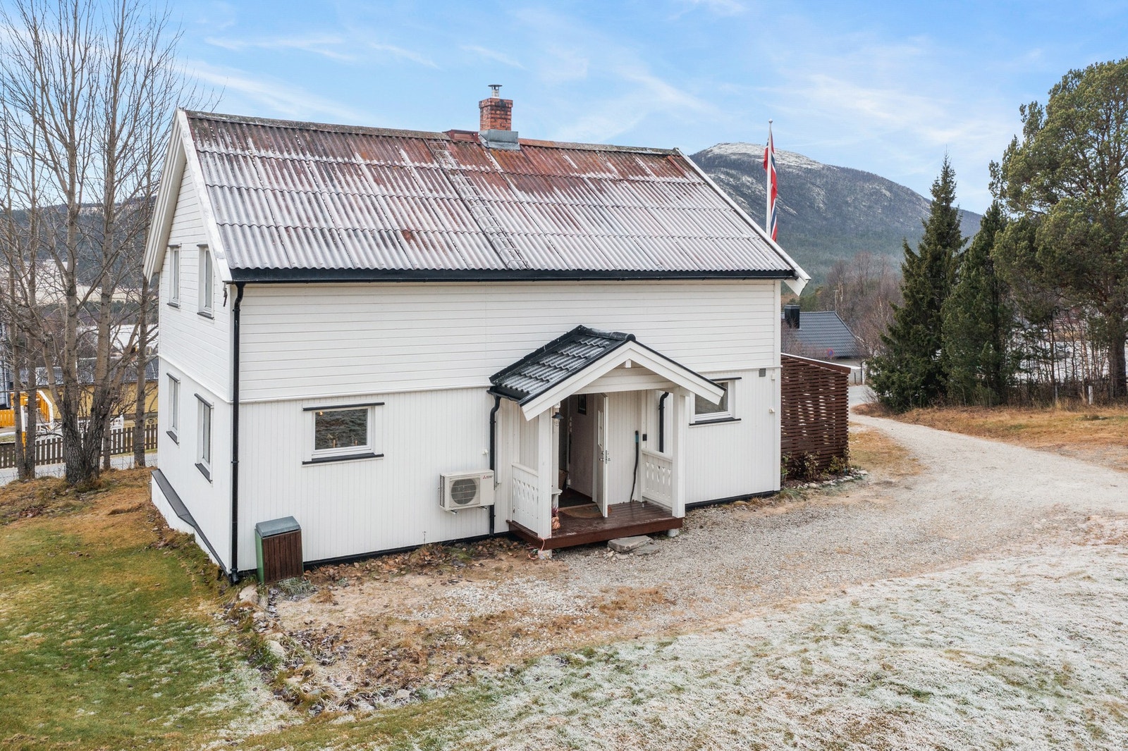 Boligen ligger på en romslig tomt på hele 1638 kvm. Galleribilde
