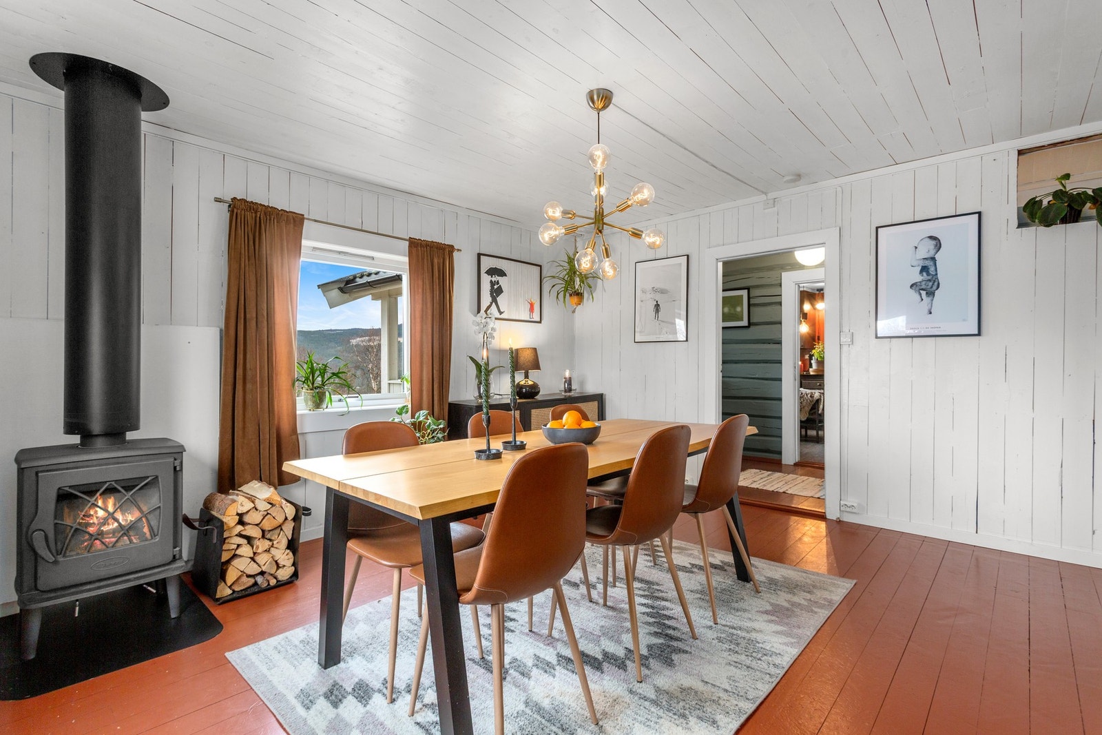 Stue/spisestue. Ildsted fra 2015. Galleribilde