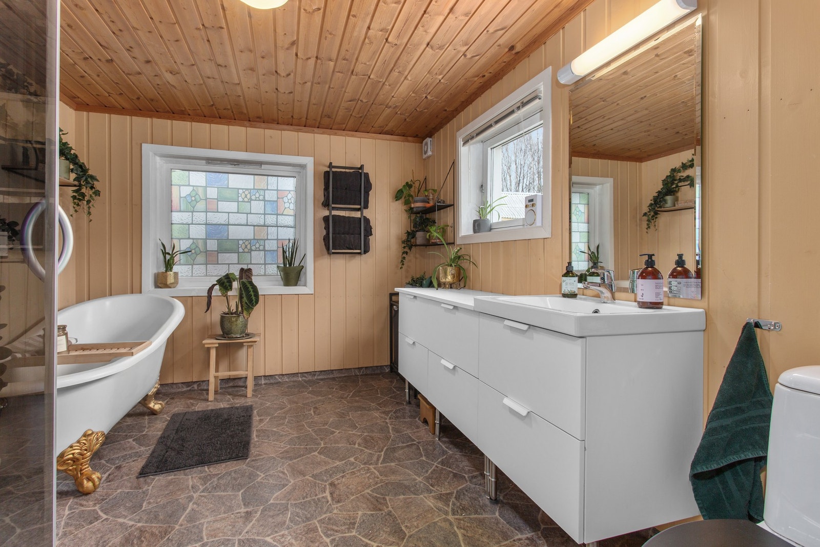 Flott bad renovert i 2005. Rommet er innredet med toalett, servantskap med nedsenket vask, benkeplate med benkeplate. Speil på vegg, badekar, dusjkabinett og opplegg for vaskemaskin. Galleribilde