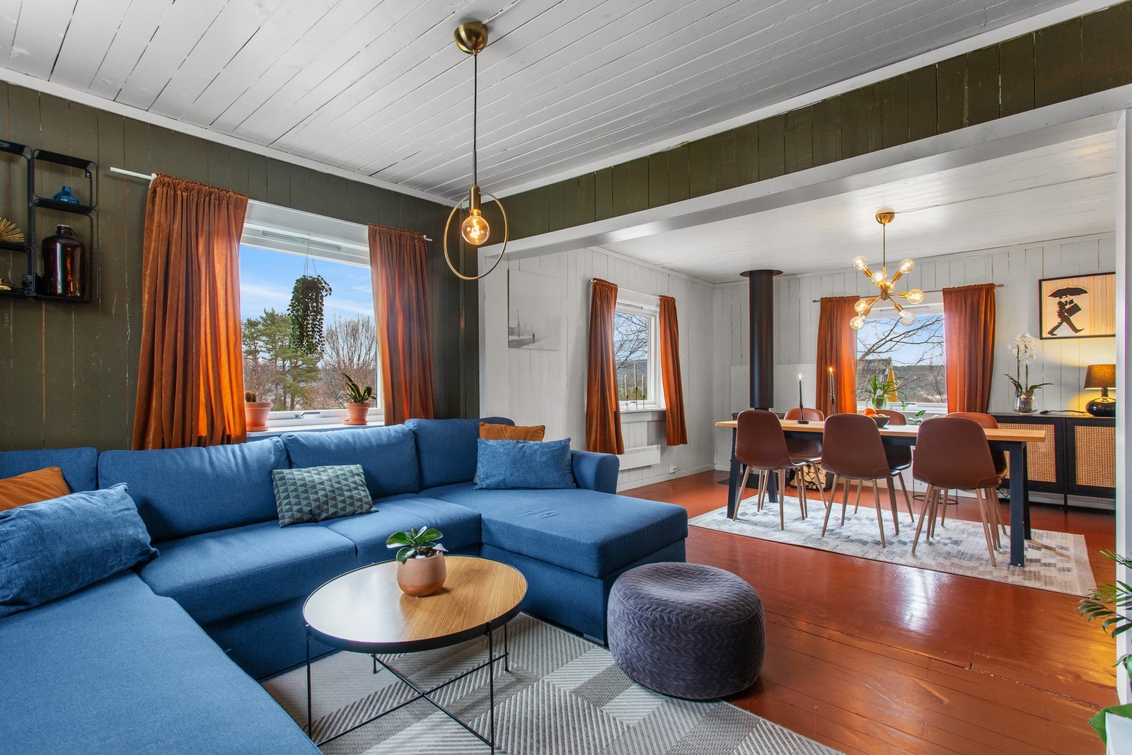 Romslig stue/spisestue med lune og gode farger. Galleribilde