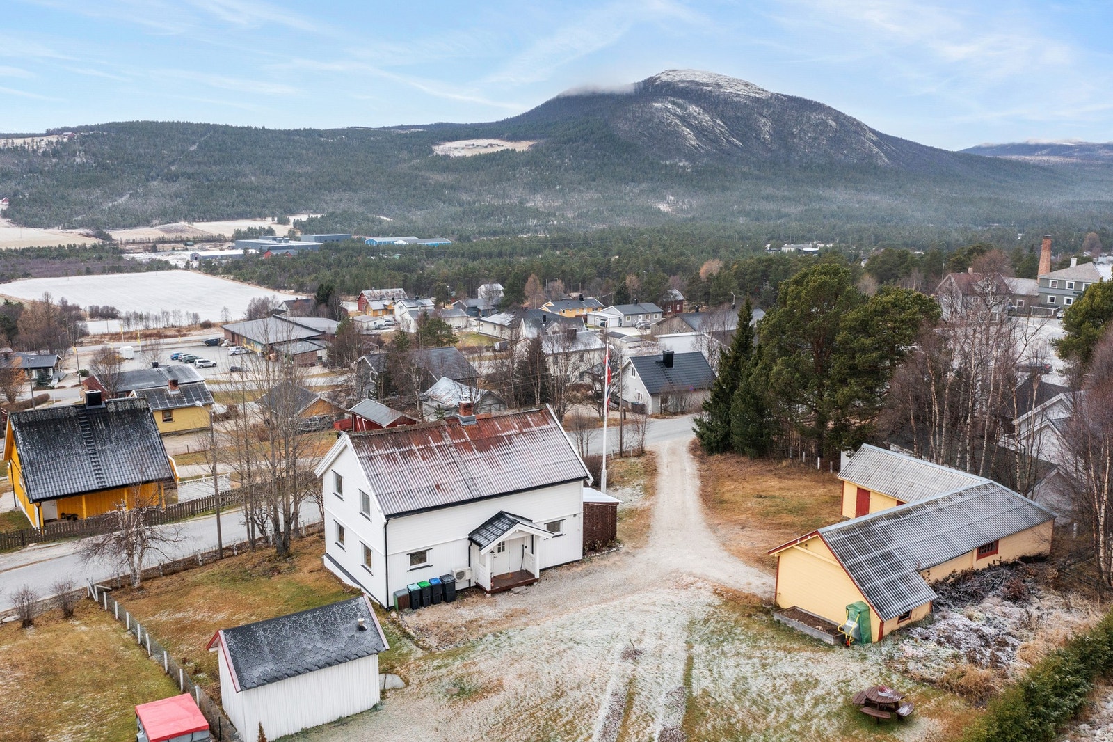 Eiendommen består av en enebolig, garasje/uthus, bod og drivhus. Galleribilde