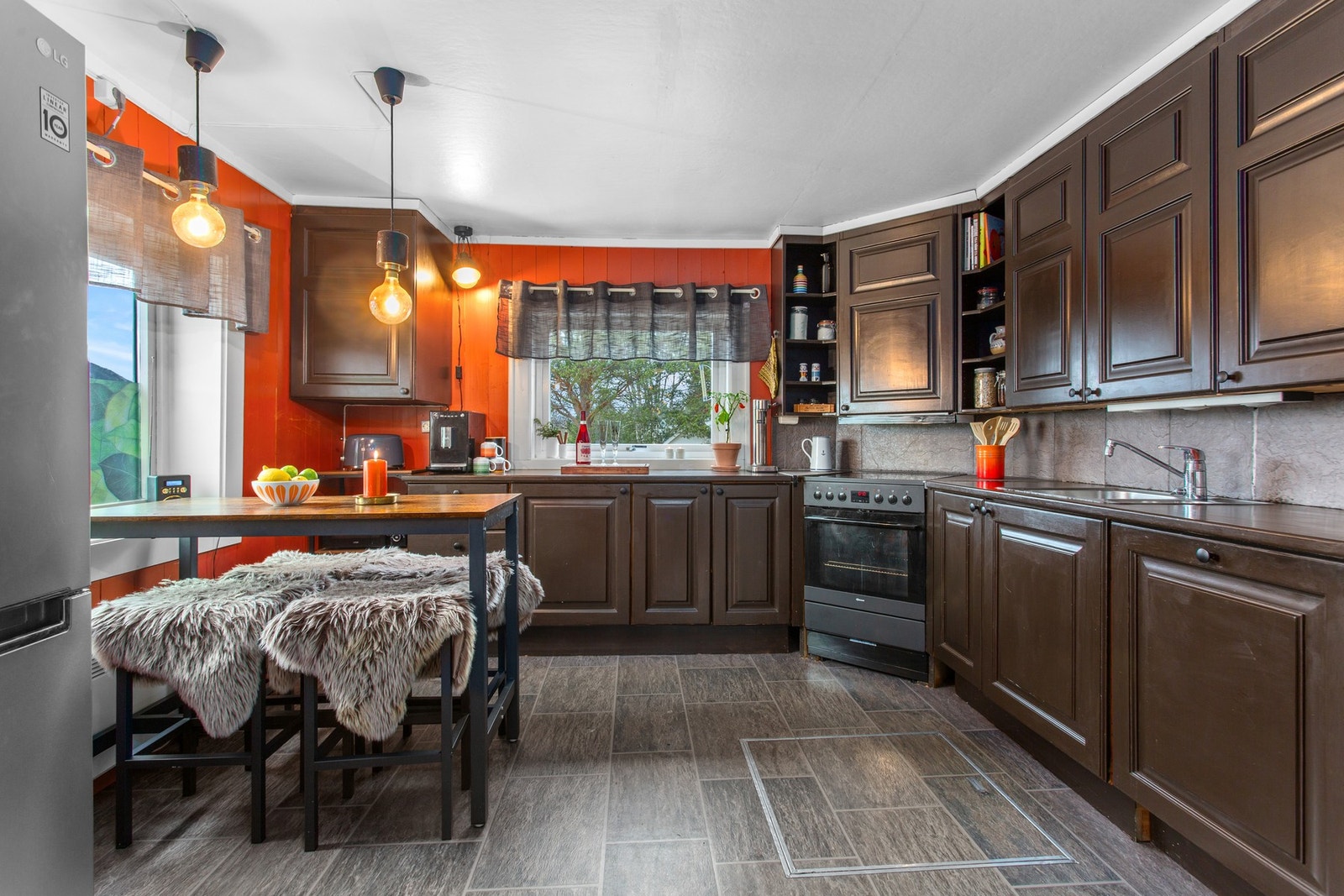 Romslig kjøkken renovert i 2005. Galleribilde