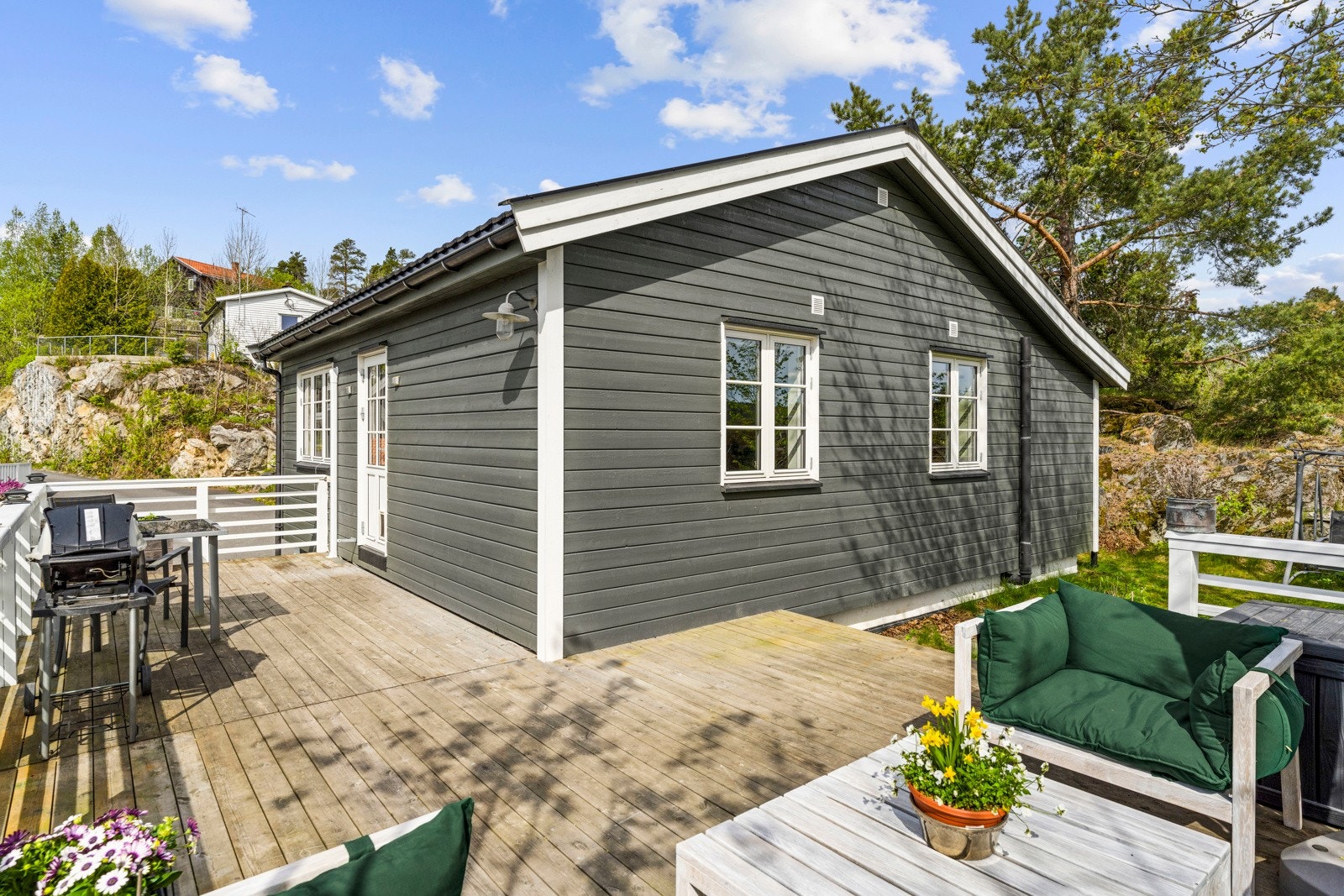 På husveggen er det montert stemningsfull utebelysning. Galleribilde