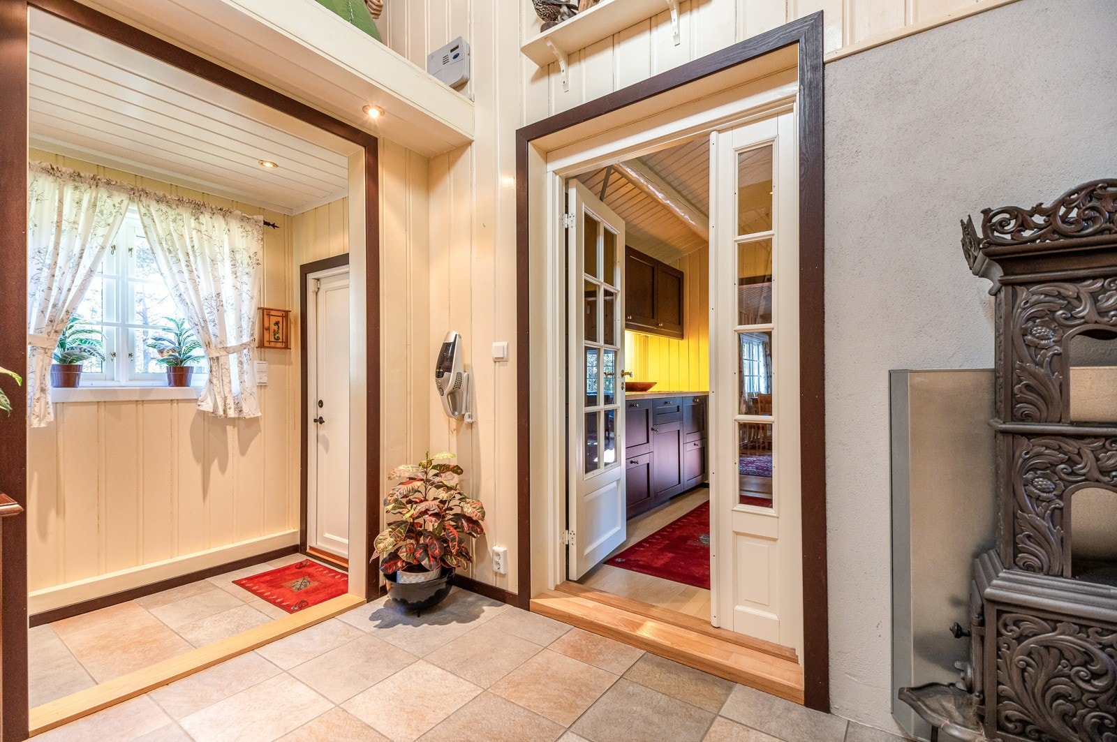 Vindfanget gir en varm mottakelse med fliser og varmekabler som holder arealet tørt og behagelig Galleribilde