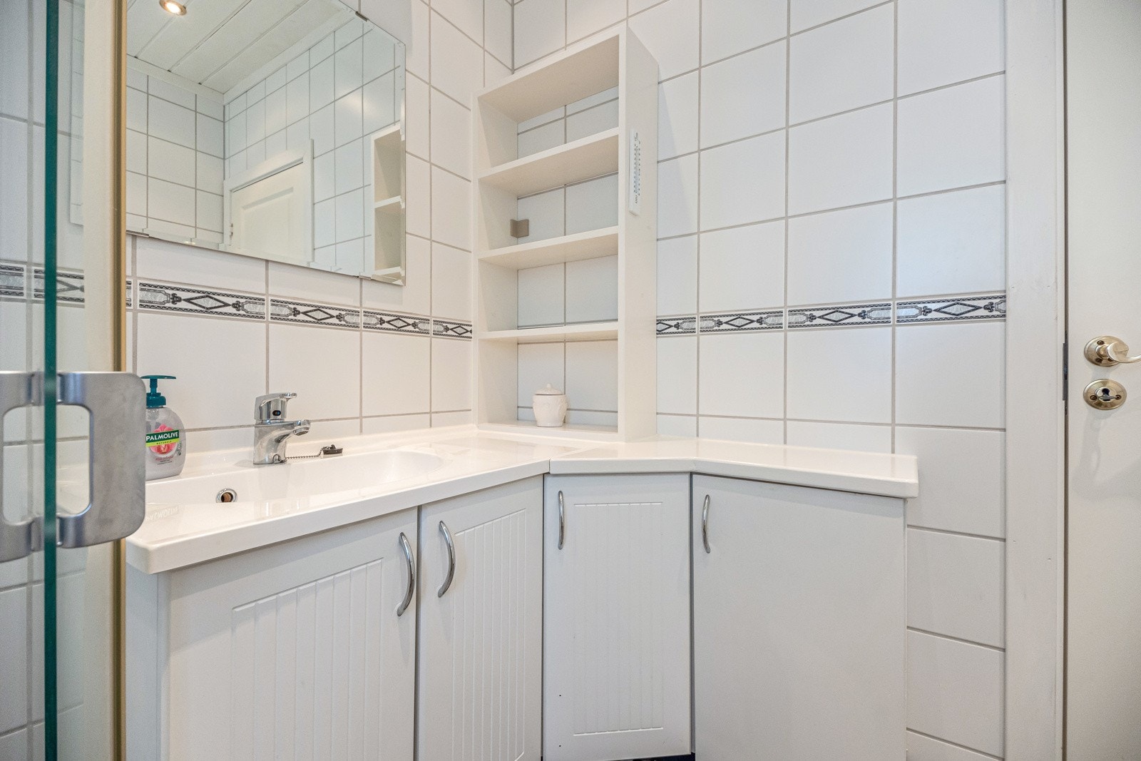 Badet har flislagte overflater på vegger og gulv Galleribilde