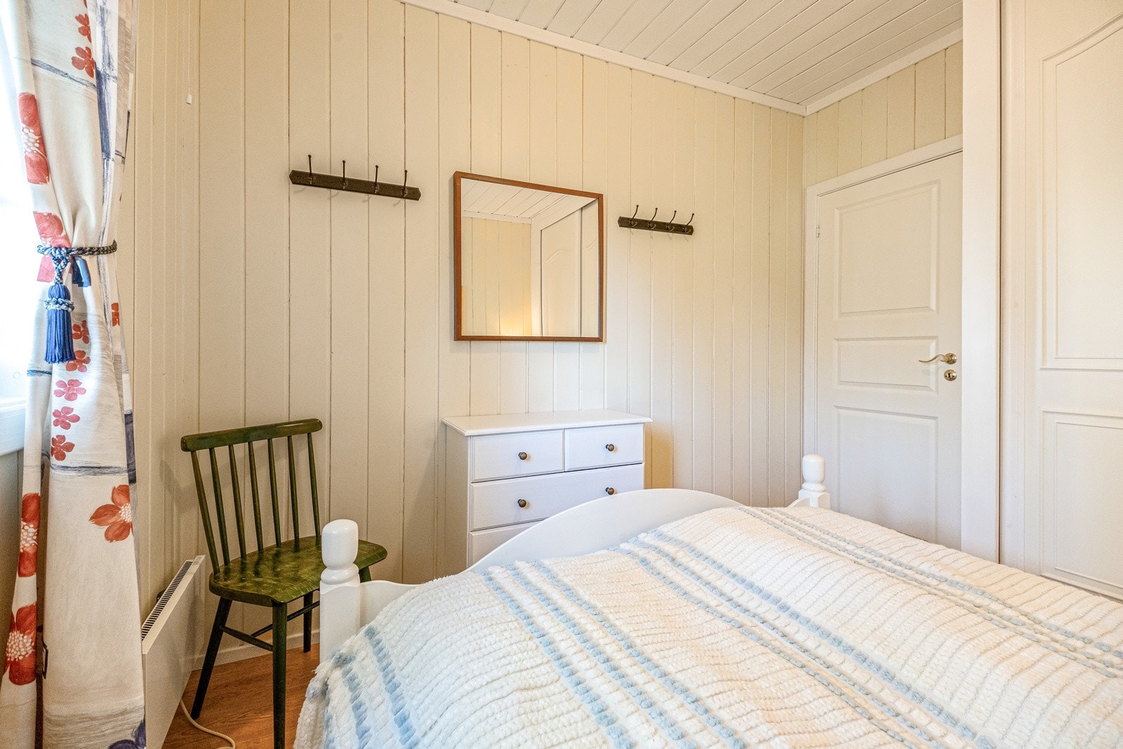 Soverommene er praktisk organisert langs en sentral gang Galleribilde