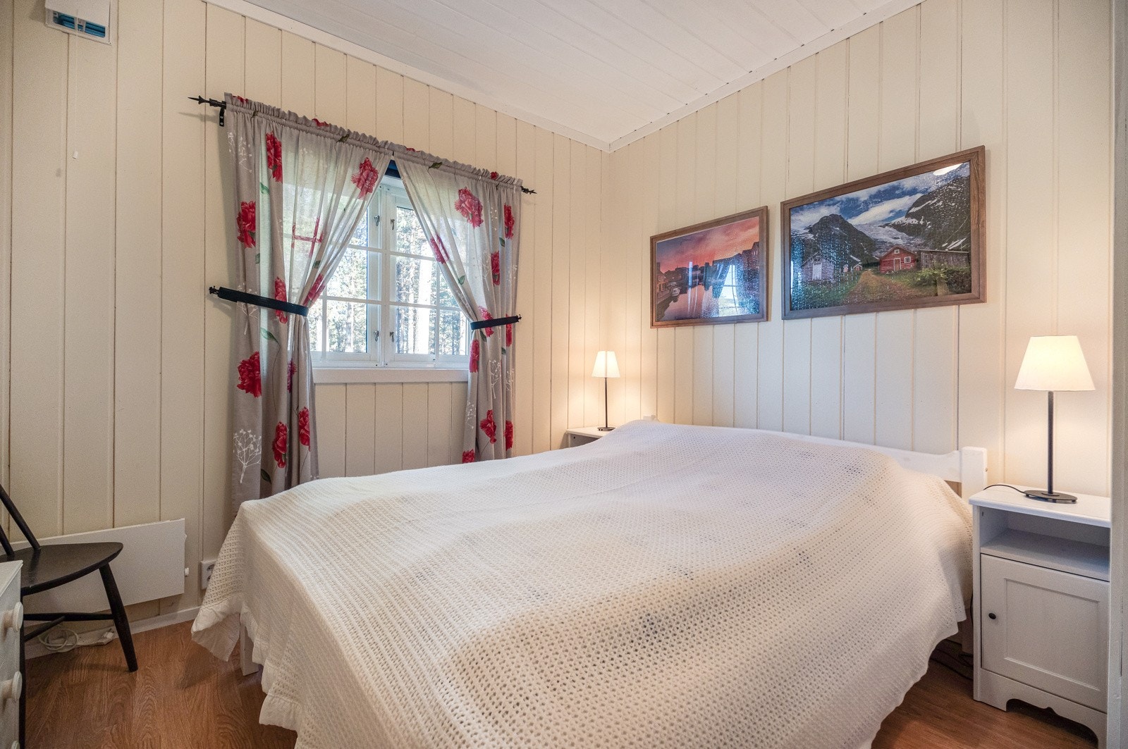 To soverom med plass til dobbeltseng og garderobeskap Galleribilde