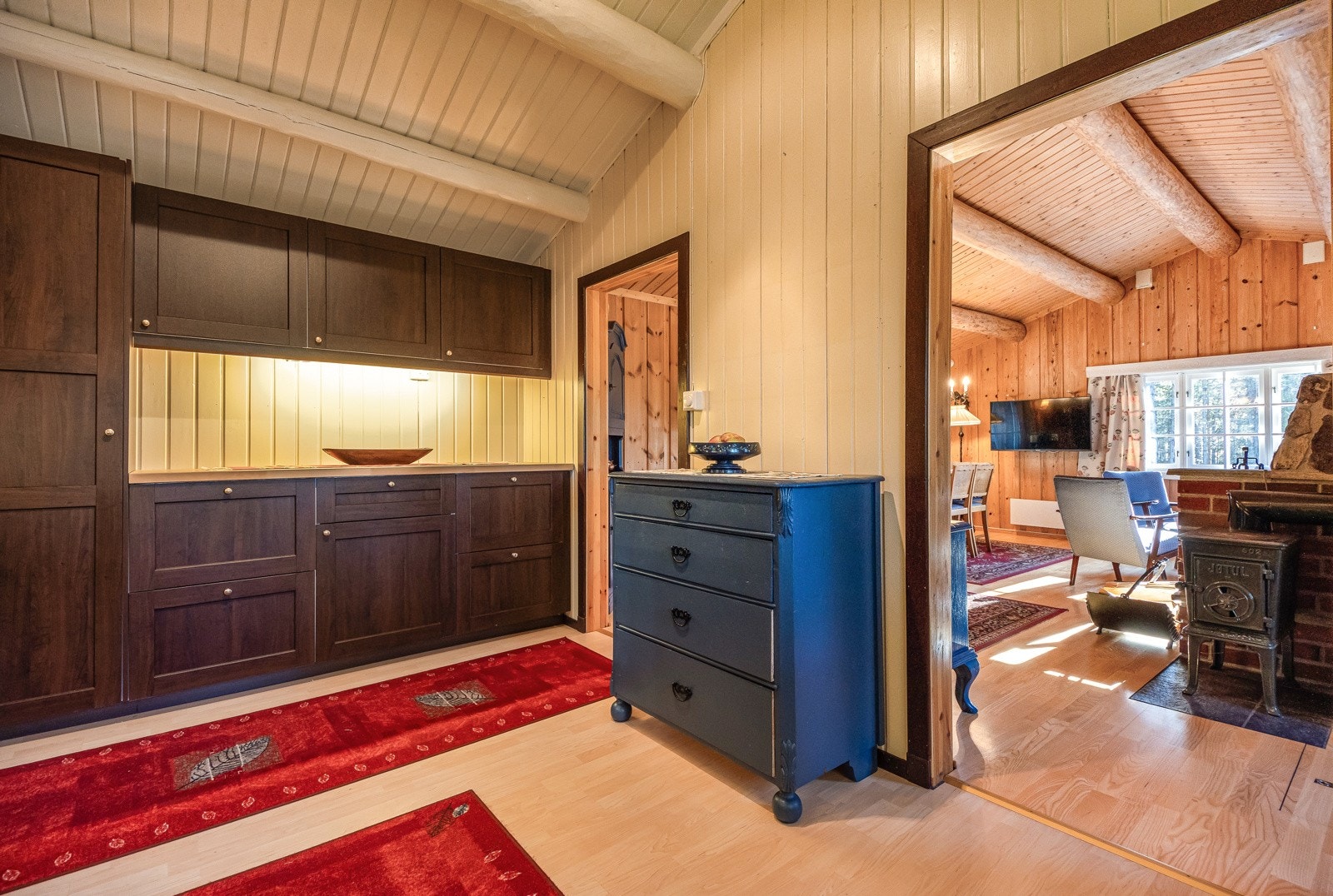 Kjøkkenet er utformet for å være både praktisk og sosialt, med åpen løsning mot stuen Galleribilde