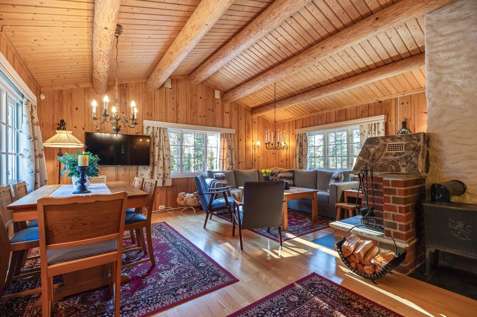 Stue med raustet himling og synlige tømmeråser Galleribilde