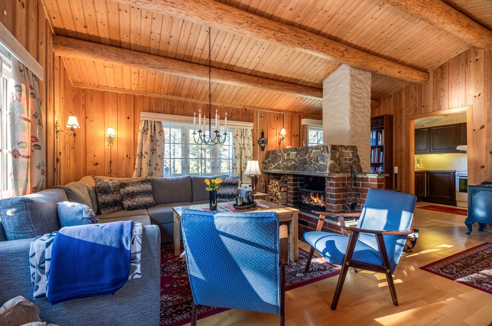 Med gruepeis som midtpunkt, kan du nyte knitringen fra ilden og varmen som sprer seg i rommet Galleribilde