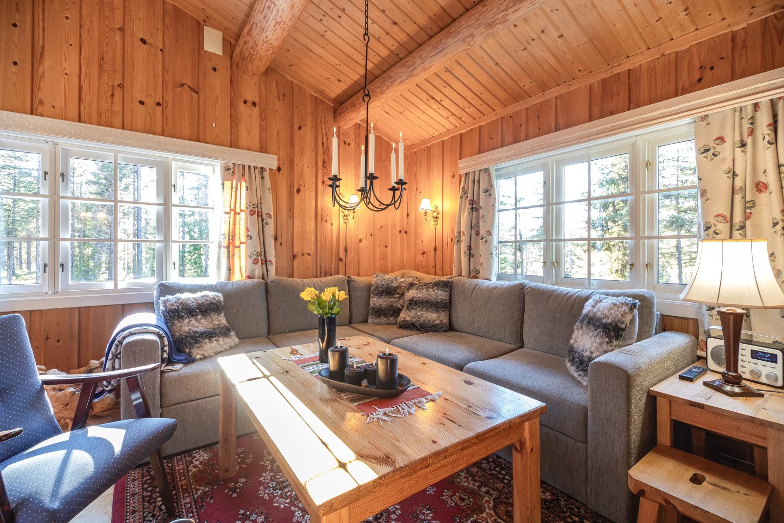 Stuen er et naturlig samlingspunkt med god plass for sosiale sammenkomster Galleribilde