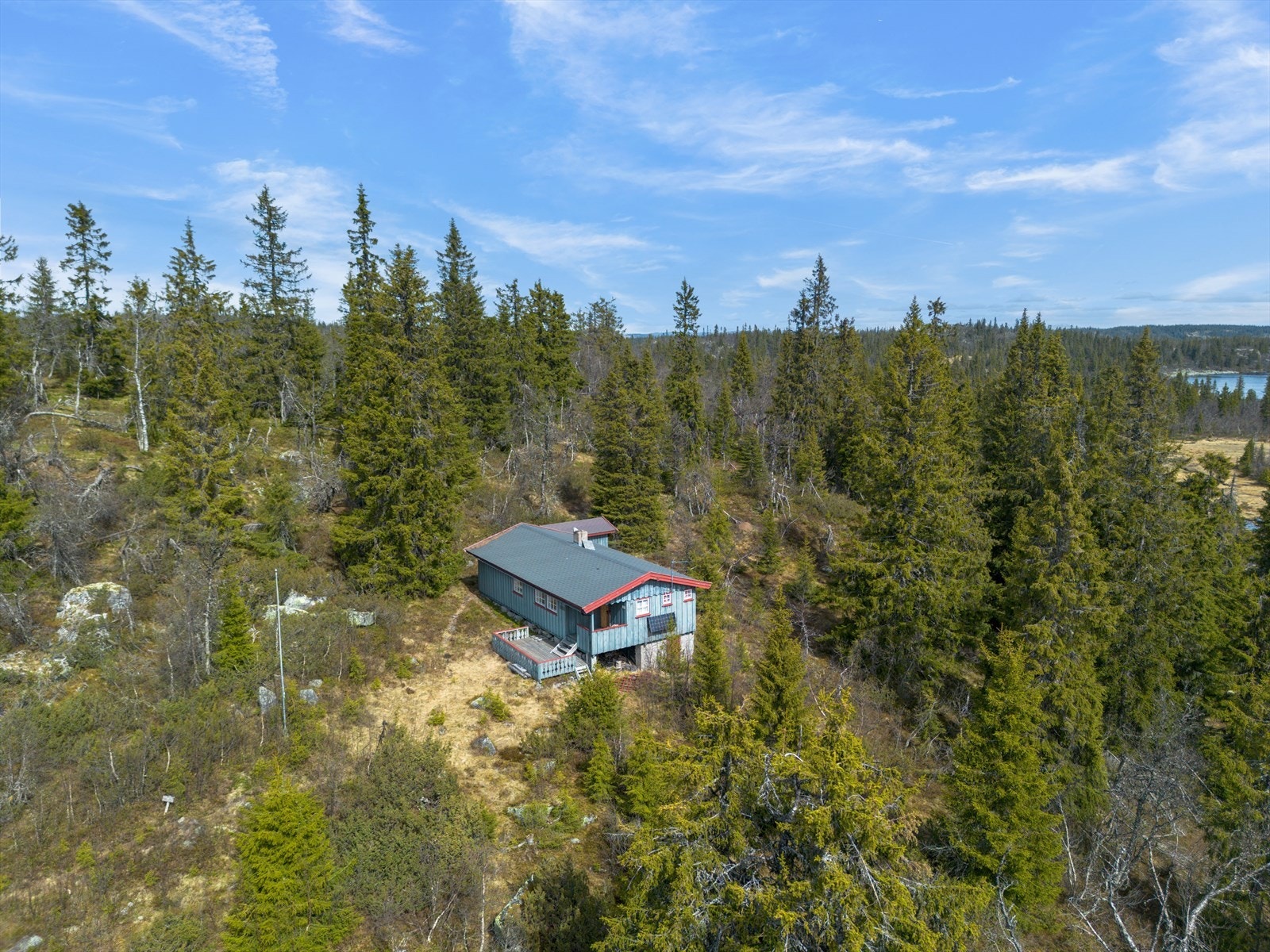 Eiendommen ligger på Teinvassåsen, på fjellet mellom Hedalen og Nesbyen, ca. 2 timers kjøring fra Oslo-området. Galleribilde