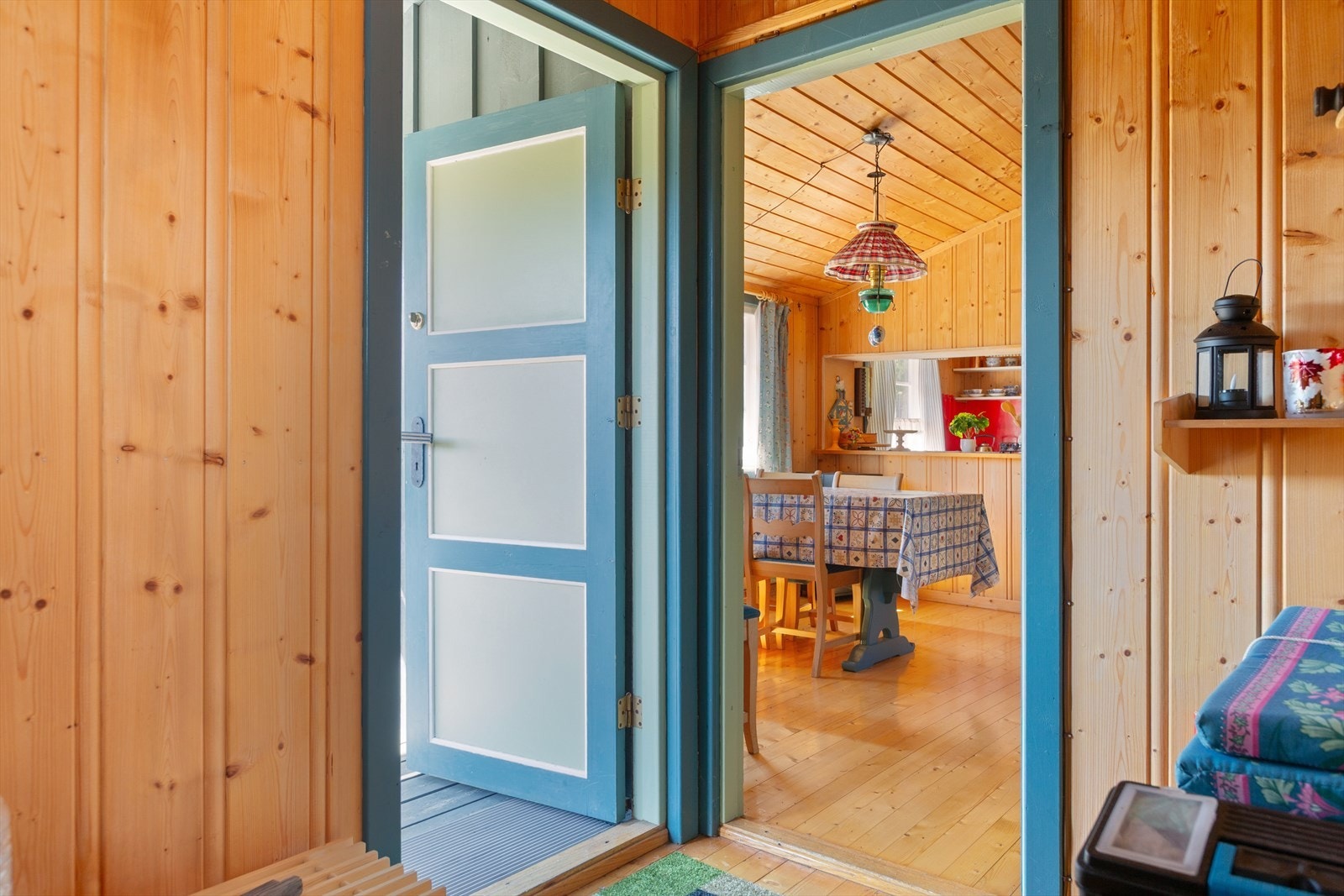 Fra det overbygde inngangspartiet kommer en inn til lite vindfang med plass til ytterklær. Galleribilde