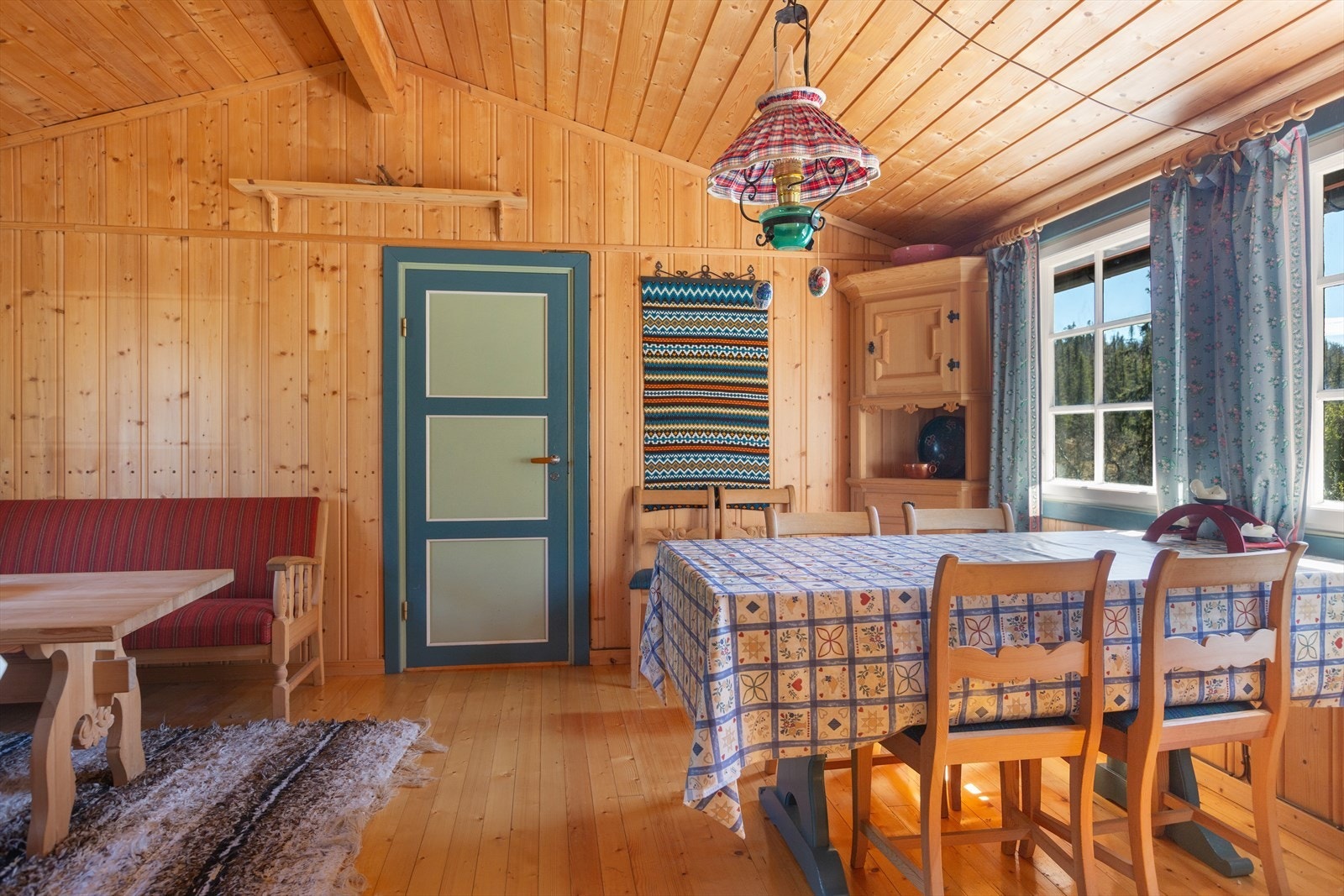 Inne i hytta er det en lys og koselig stue med åpen løsning til kjøkken. Galleribilde