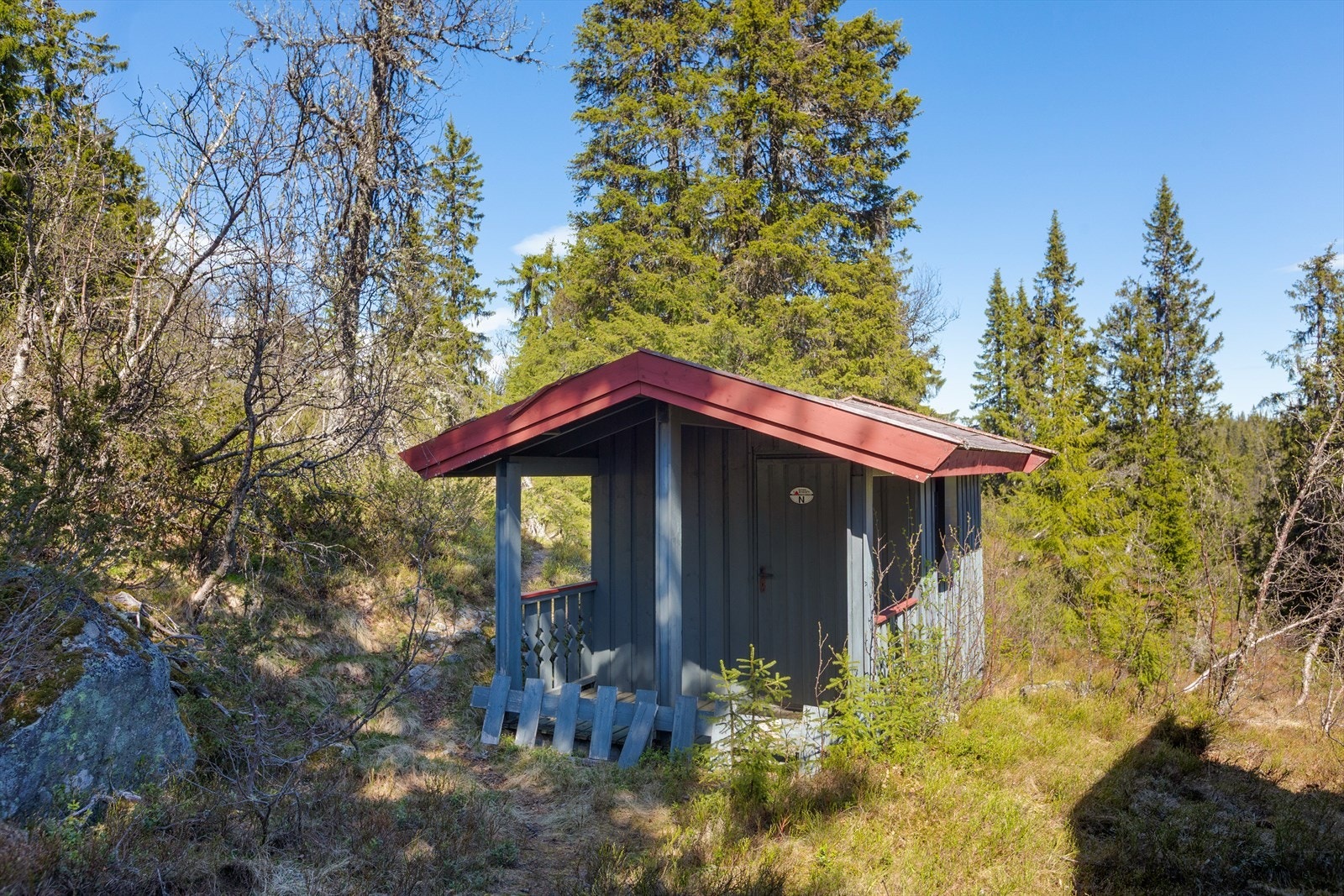 På tunet er det et uthus med bodrom, samt utedo med dobenk av tre. Galleribilde