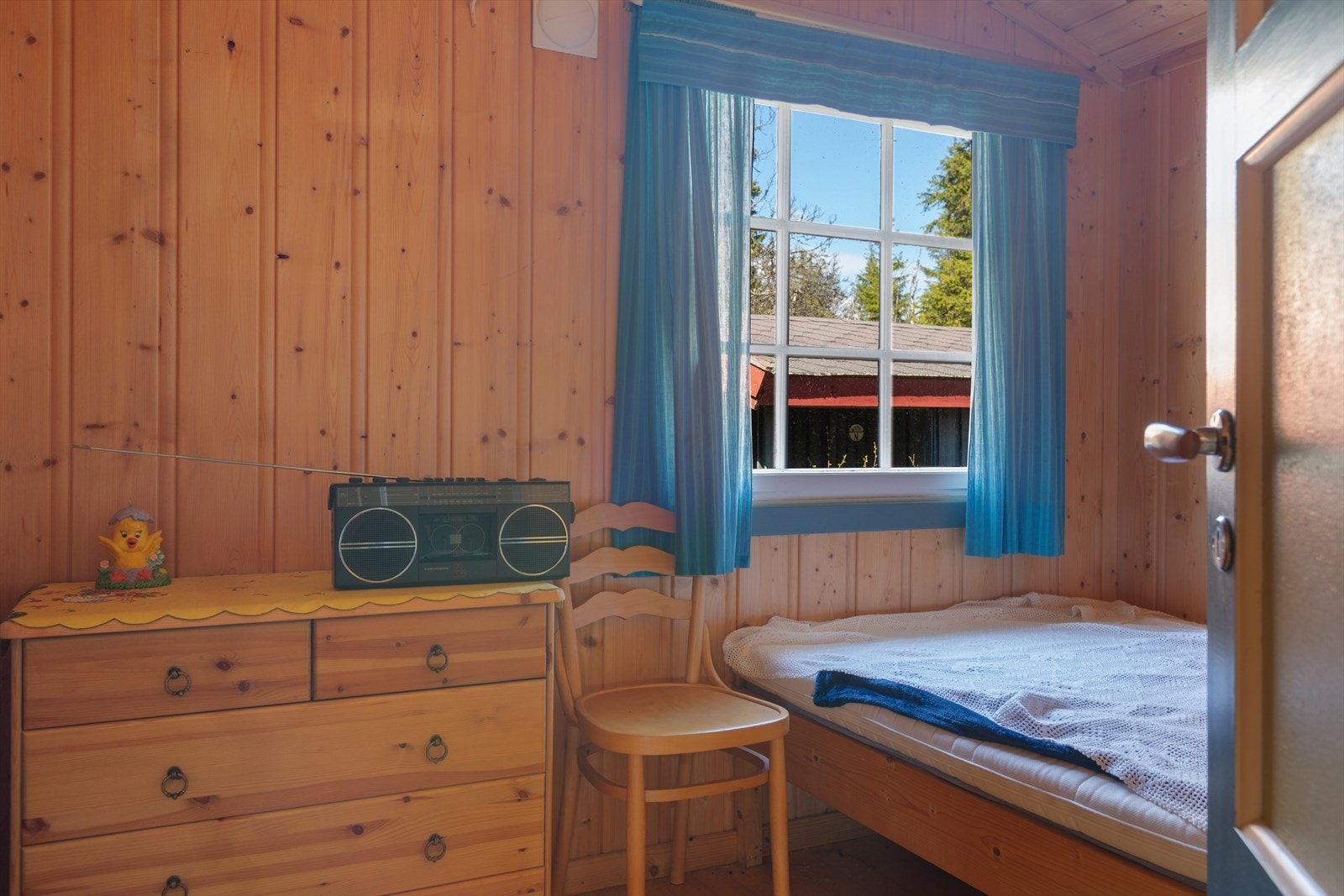 På de to andre soverommene er det henholdsvis bred enkeltseng og plassbygd familiekøye. Soverom 2. Galleribilde