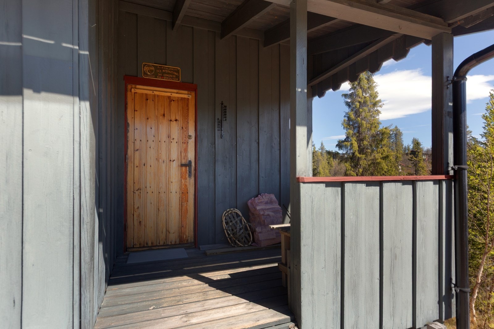 Det overbygde inngangspartiet har plass til et par stoler om det skulle kommen en liten regnskur. Galleribilde