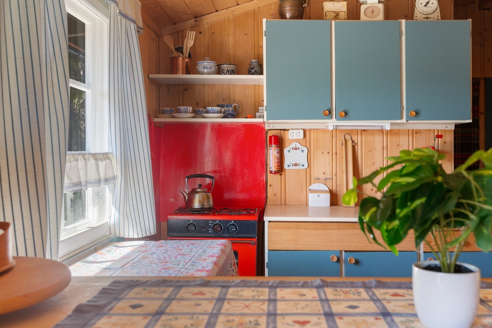 Innredningen er typisk for byggeår, og har normal slitasje og funksjon ut fra alder. Galleribilde