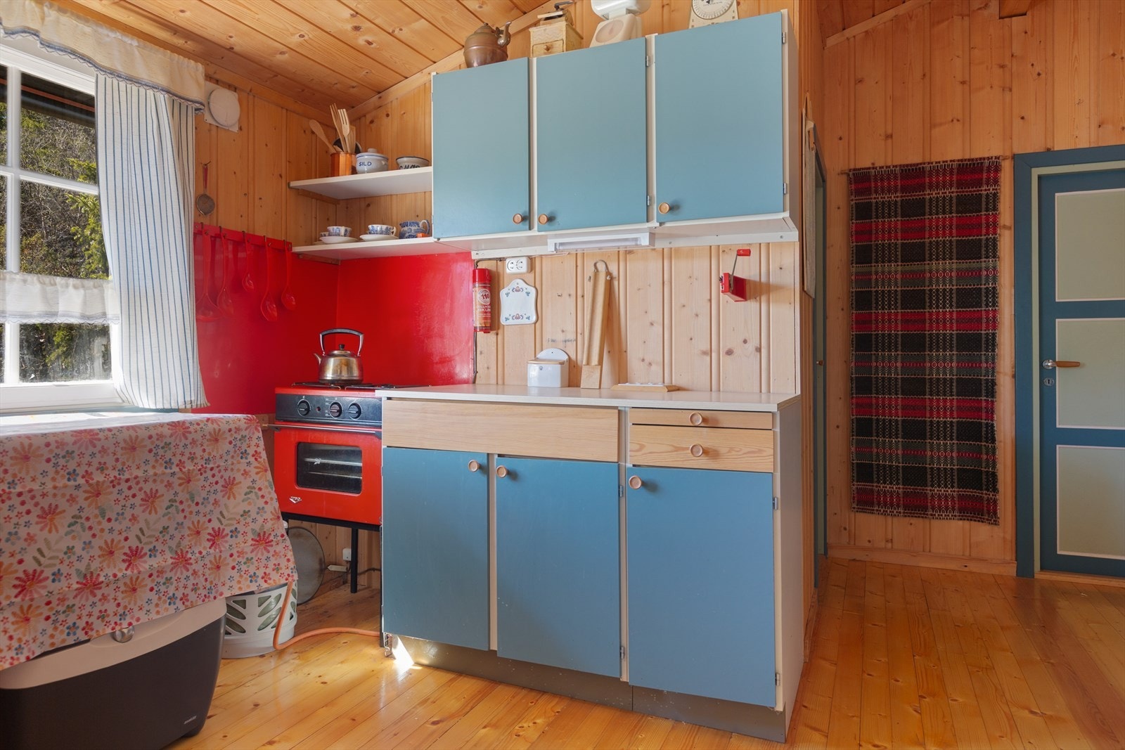 Frittstående gasskomfyr med stekeovn gjør det enkelt å tilberede gode måltider. Galleribilde