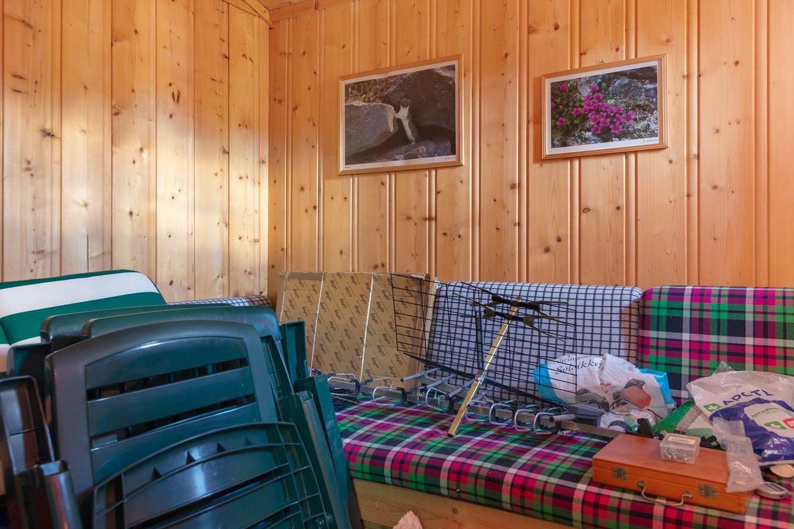 Fra hyttas vindfang er det adkomst til praktisk bod. Galleribilde