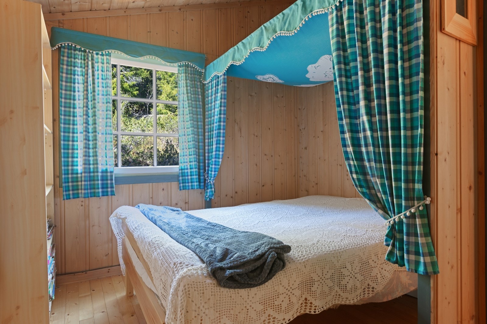 I hytta er det tre soverom, hvorav ett med dobbeltseng. Galleribilde