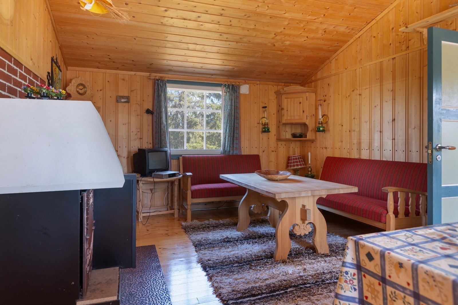 Hytta er av den gode, gamle typen uten strøm, vann eller avløp, men den har belysning fra solcelleanlegg. Galleribilde