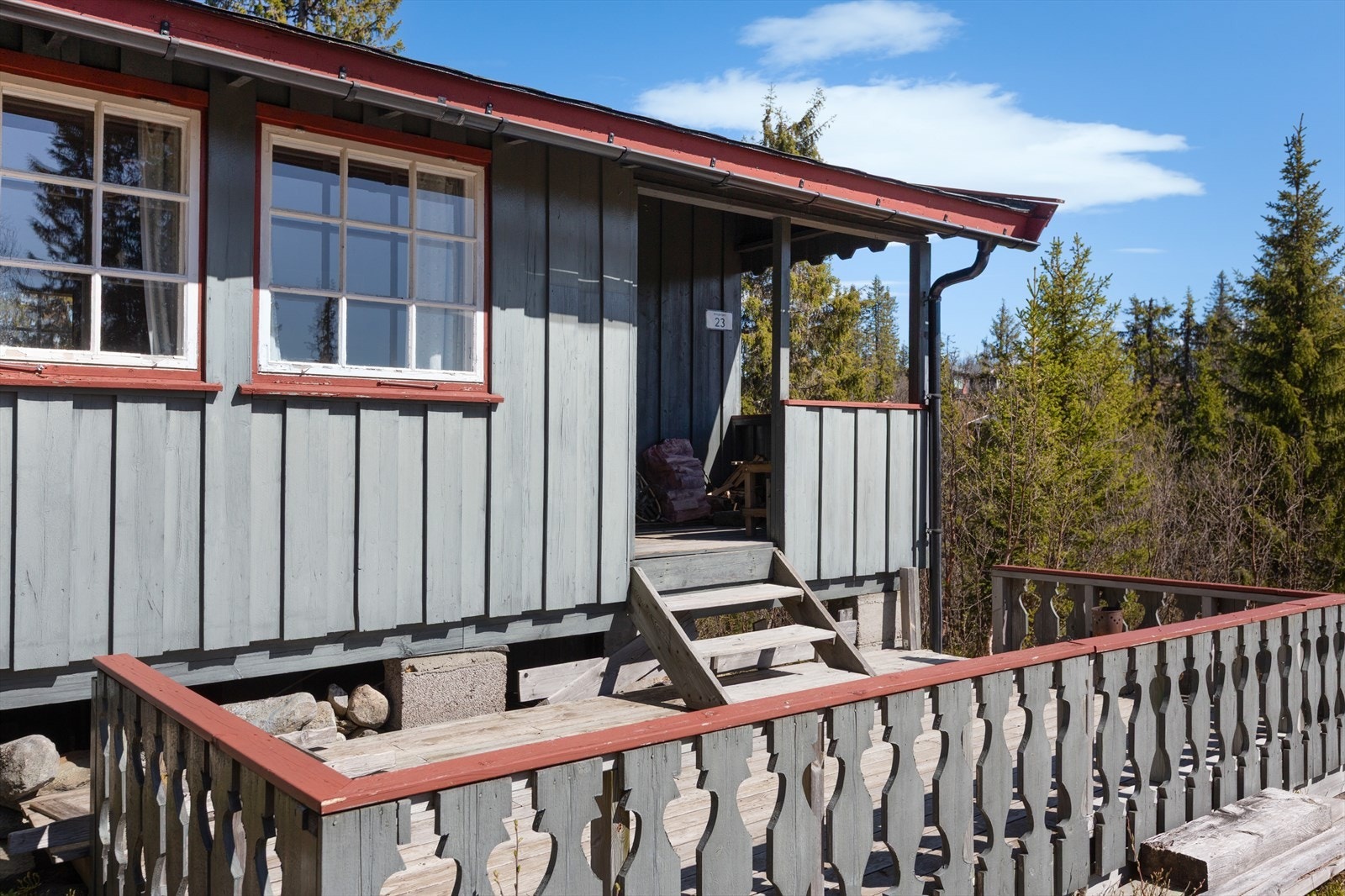 Hytta har en åpen terrasse hvor en kan kose seg med kaffekoppen eller en god middag. Galleribilde