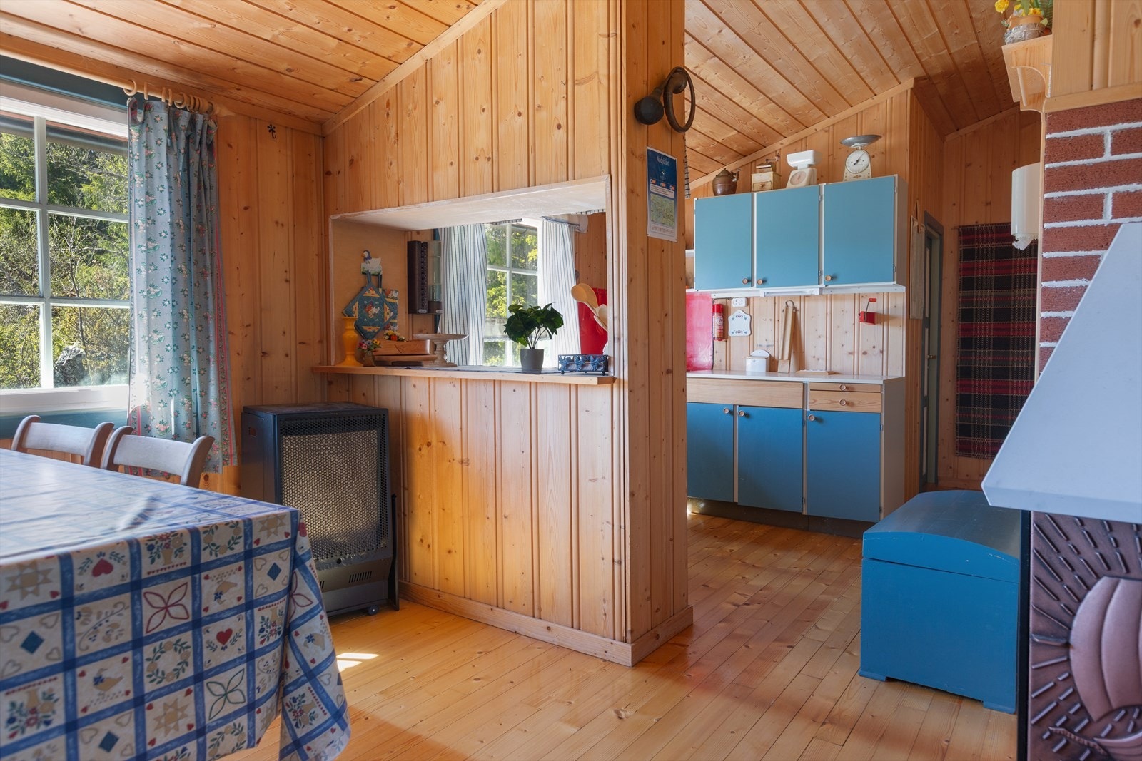 I en åpen og luftig hytte som denne er det enkelt for kokken å være sosial samtidig som maten tilberedes. Galleribilde