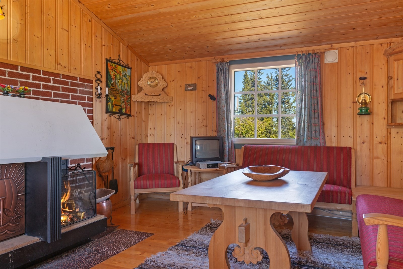 En eldre peis med parafinbrenner gir god varme og en hyggelig stemning til rommet. Galleribilde