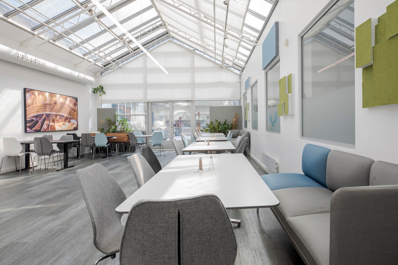 Stor, lys og luftig kantine Galleribilde