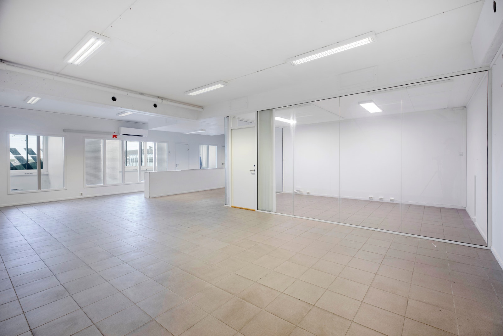 Fra kontorer som kan leies i tillegg. Egen inngang fra kontorsiden av bygget. Galleribilde