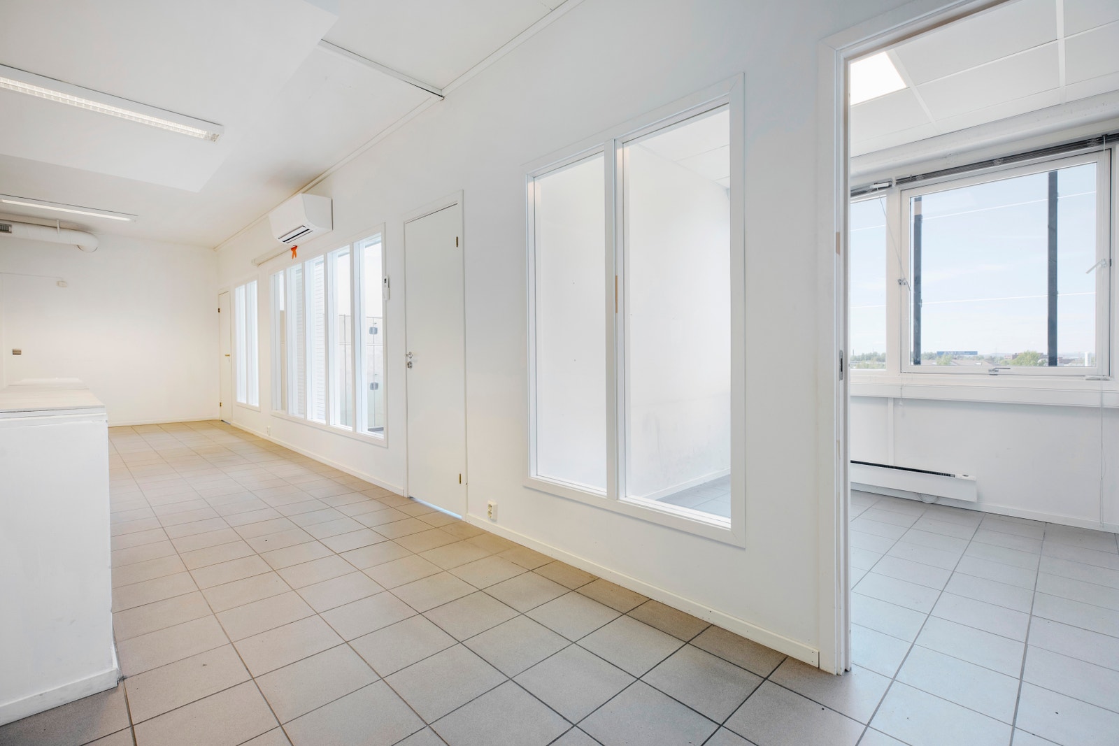 Fra kontorer som kan leies i tillegg. Egen inngang fra kontorsiden av bygget. Galleribilde