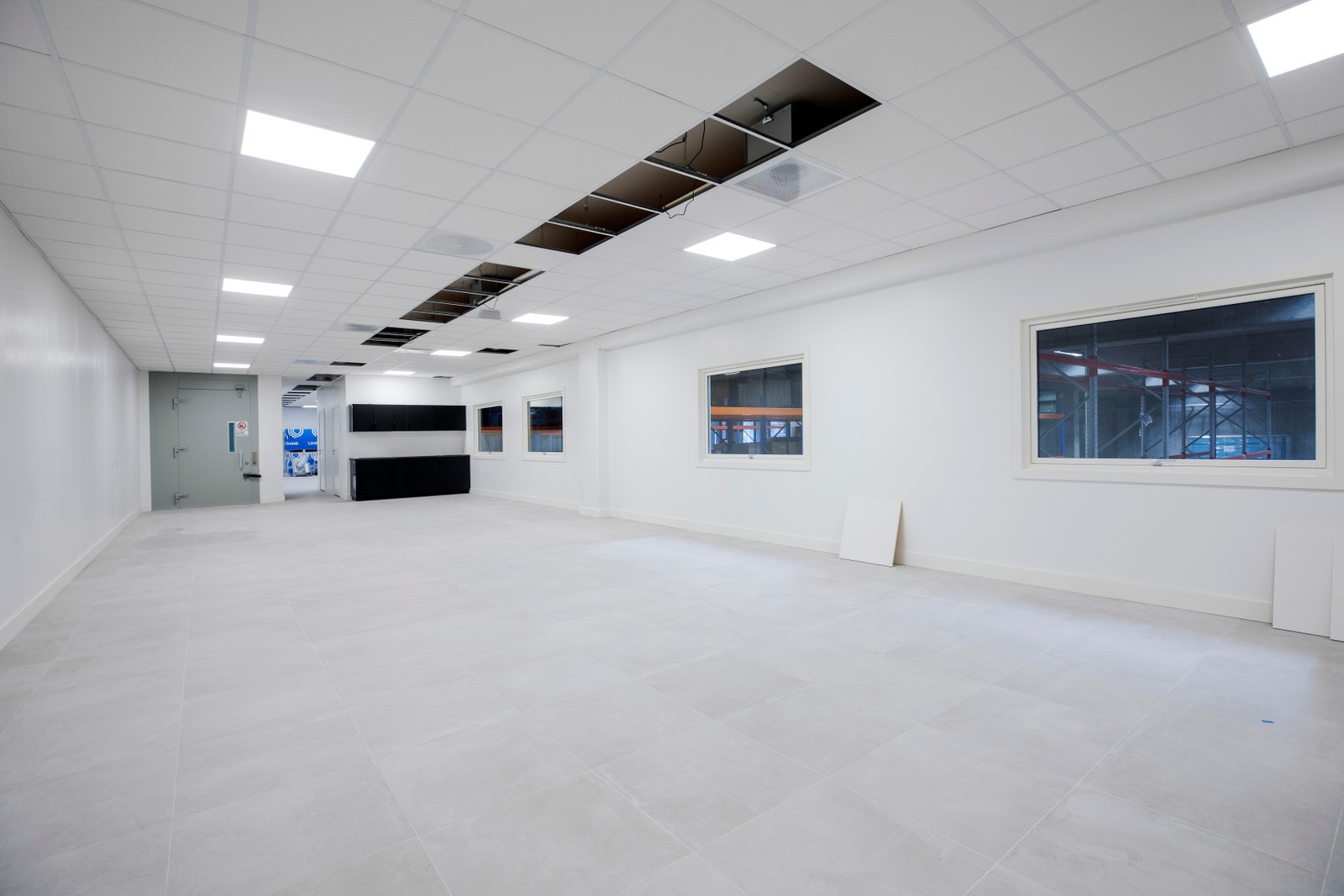 Fra mesanin over lageret. Ny-rehabilitert. Noen himlingsplater er nede pga. elektroarbeider. Showroom, møterom, o.l. Galleribilde