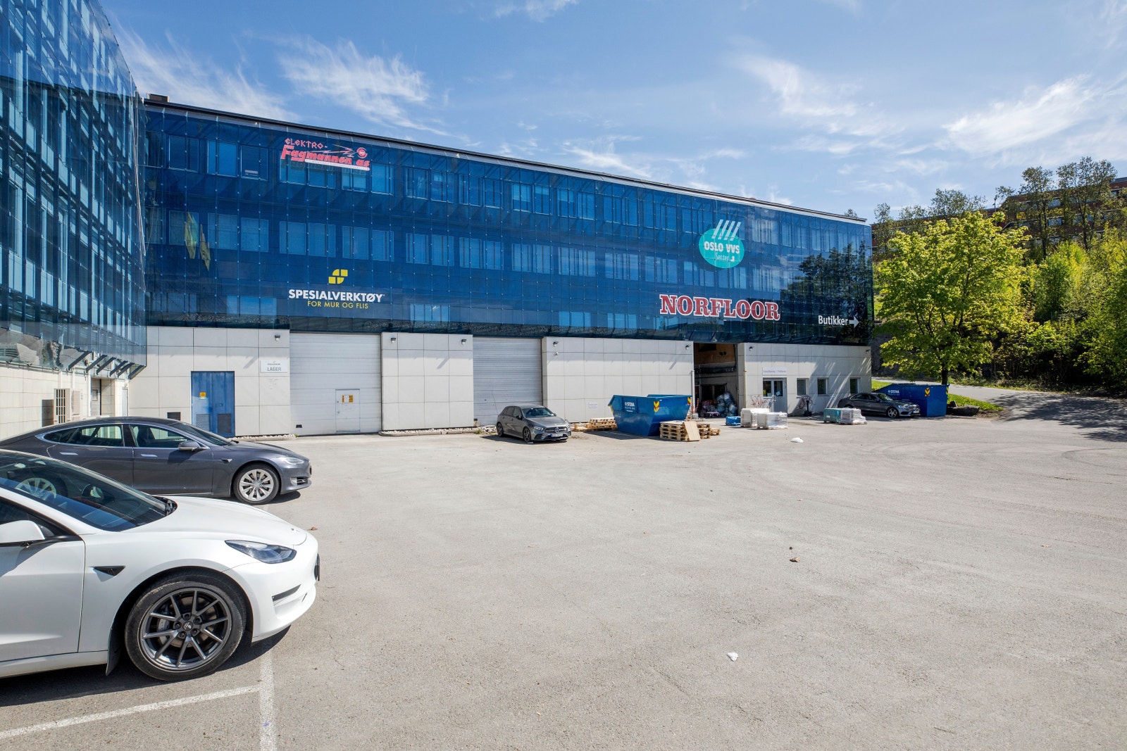 Kjøreport og godt med manøvreringsområde utenfor lokalene Galleribilde