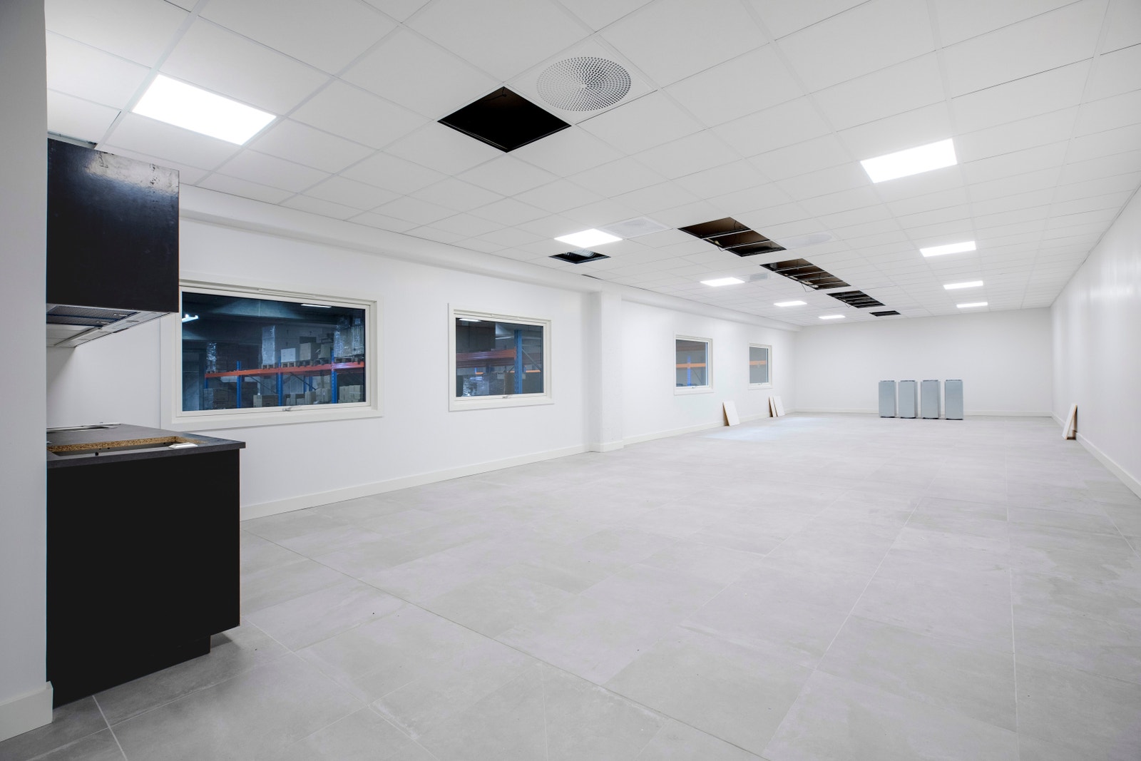 Fra mesanin over lageret. Ny-rehabilitert. Noen himlingsplater er nede pga. elektroarbeider. Showroom, møterom, o.l. Galleribilde