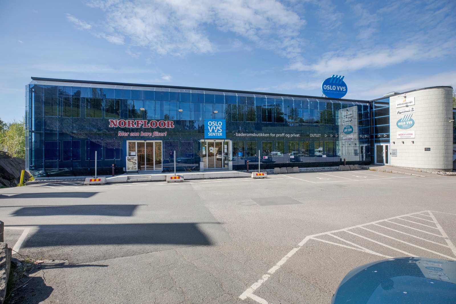 Inngangen til kontorene som kan leies i tillegg ligger til høyre i bildet Galleribilde