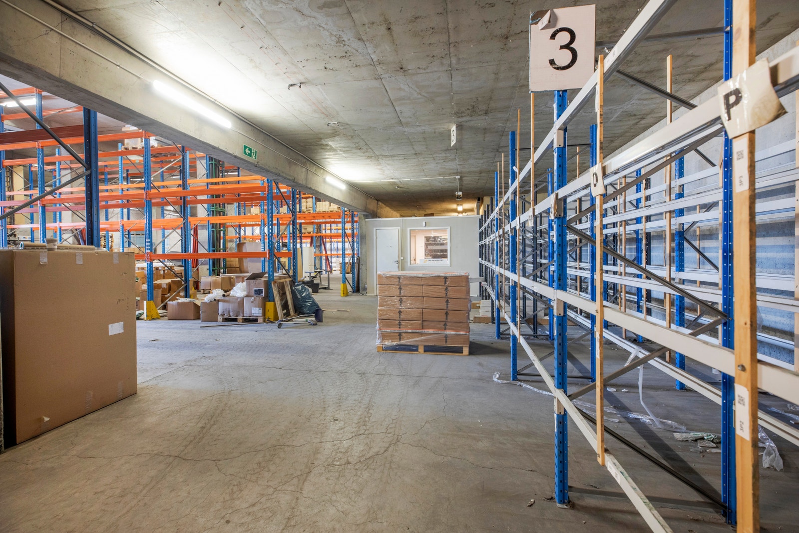 Lavtlager under mesanin med 3,17 meter takhøyde. Lavtlageret inkluderer innelukket lagersjef-kontor. Galleribilde