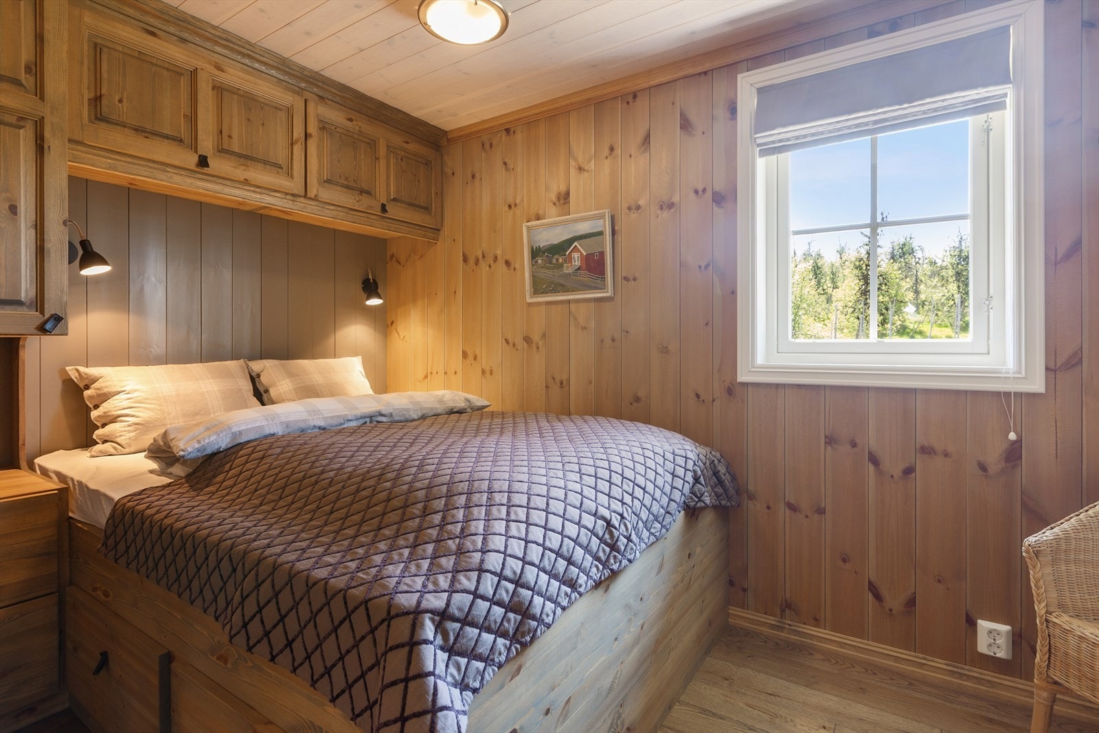 Med hele tre soverom er det god plass til både store og små. Hovedsoverommet har dobbeltseng med skapomramming, Galleribilde