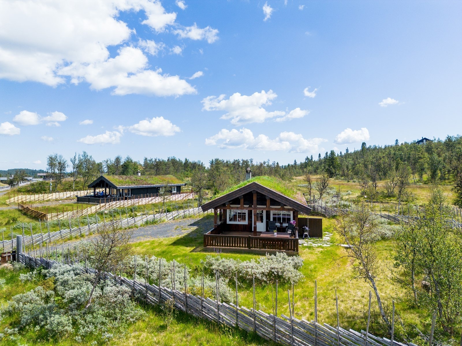 Hytta holder høy standard ligger på en pent opparbeidet eiertomt inngjerdet med vakker skigard. Eiendommen er omgitt av et utalls turmuligheter året rundt, og er et fint sted å samle familie og venner til opplevelsesrike dager på høyfjellet. Galleribilde