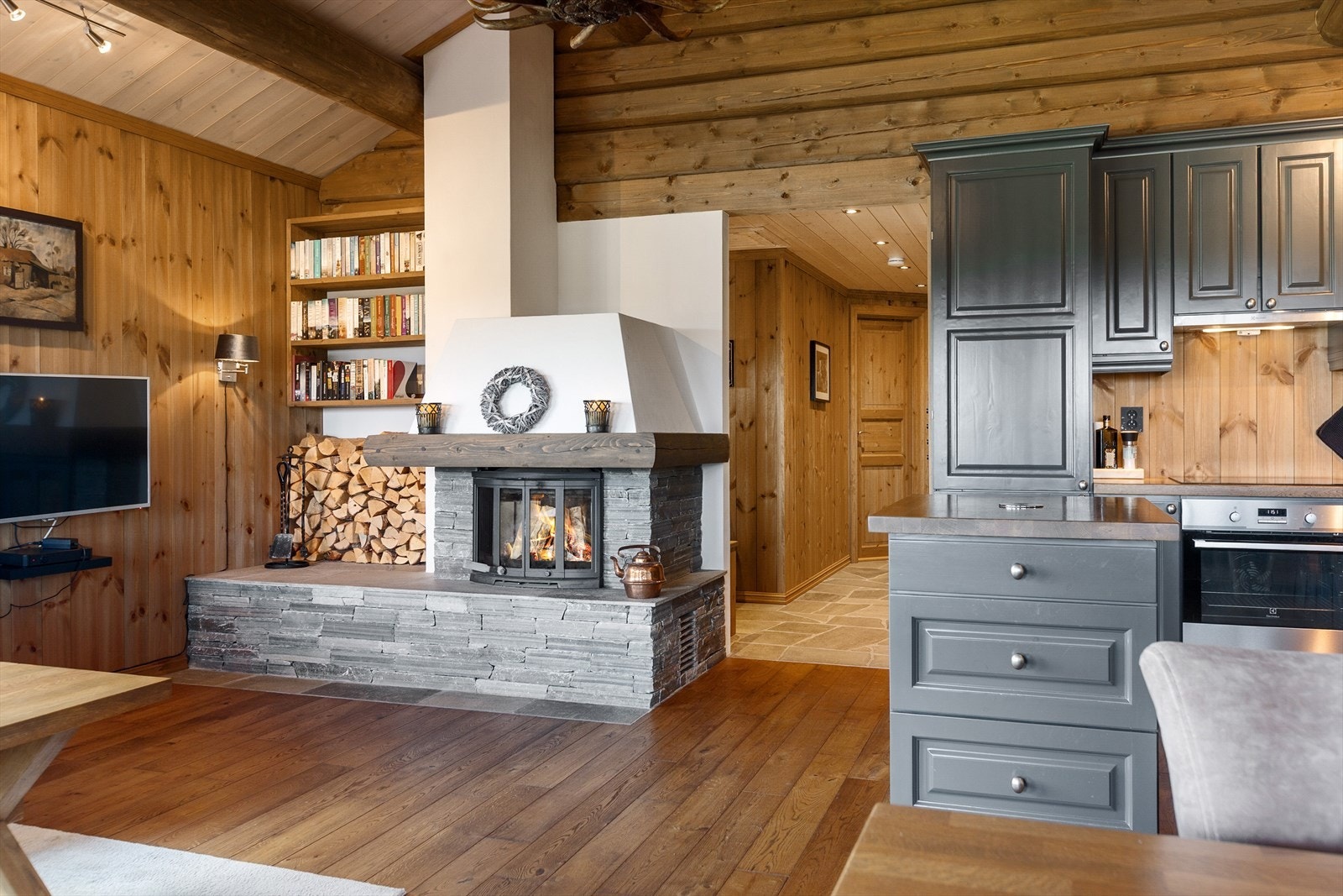 En stilig plassmurt peis med innsats, forblendet med råkopp skifer, gir den perfekte hyttestemningen. Galleribilde