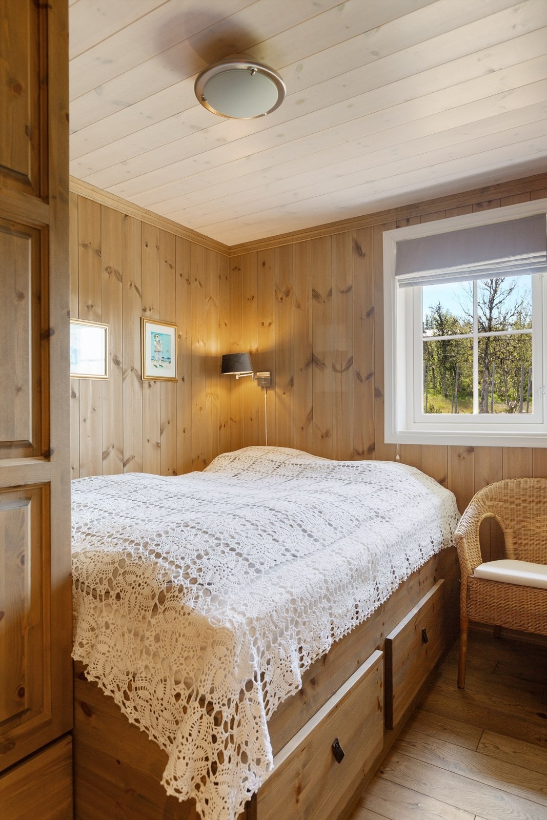 Alle tre rommene har plassbygde innredninger, og under sengene er det smarte løsninger med skuffer for oppbevaring. Galleribilde