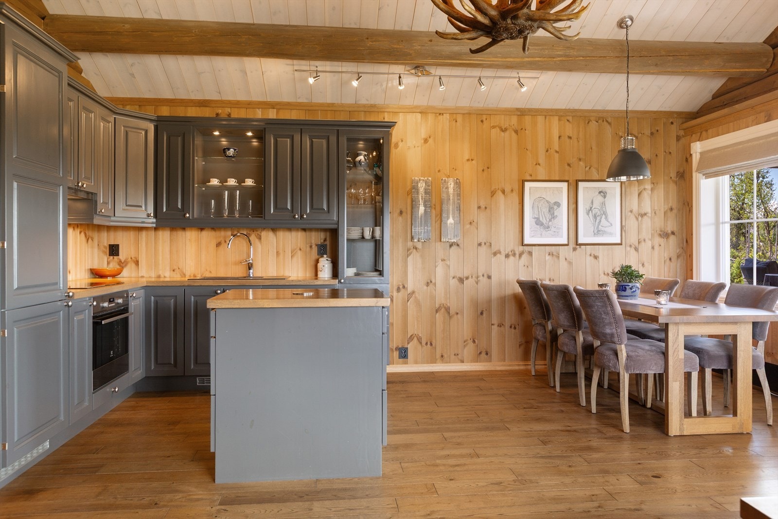 I rommet er det mønet himling med flotte tømmeråsene, mens gulvet er belagt med en-stavs eikegulv. Galleribilde