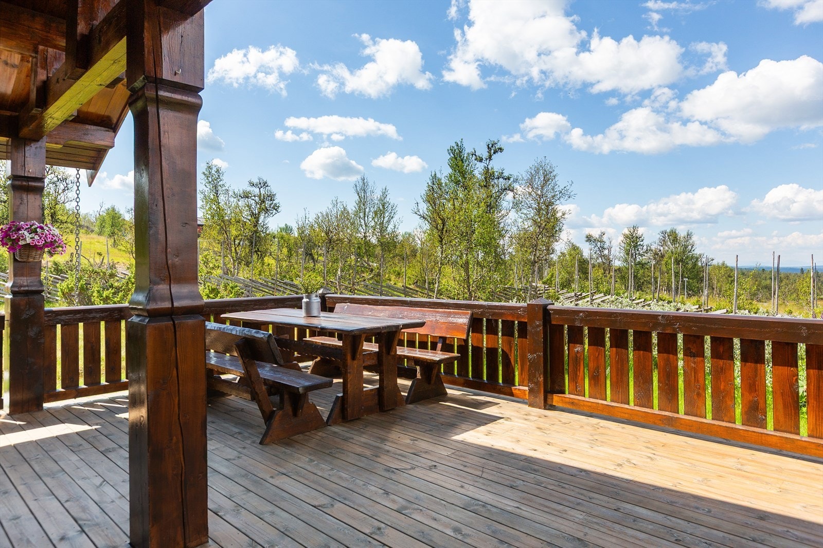 Den store, delvis overbygde terrassen gjør det enkelt å spise middager ute i det fri, også om det skulle komme en liten regnskur. Galleribilde